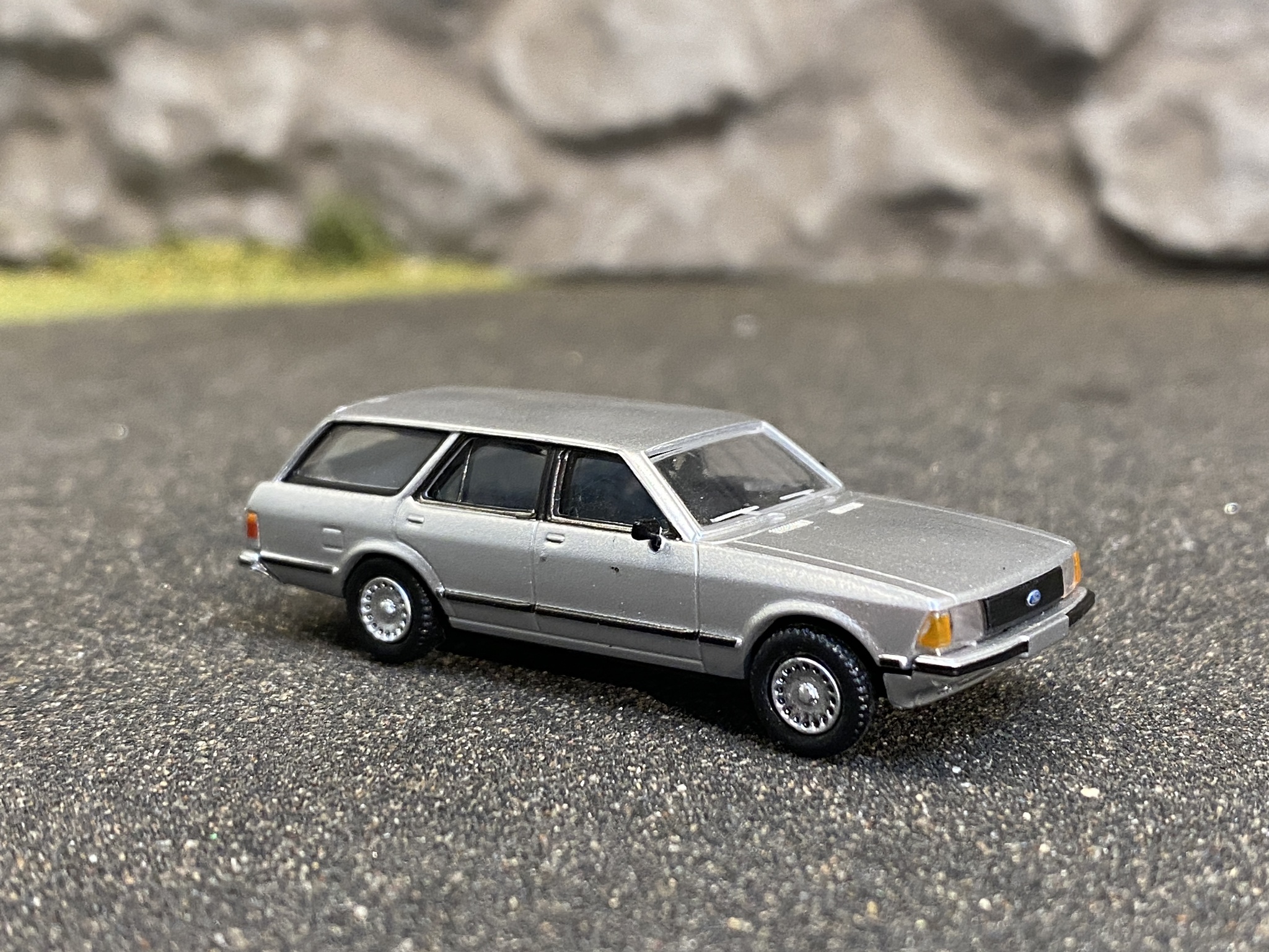 Skala 1/87 - Ford Granada Mk I Turnier, Silver från Brekina