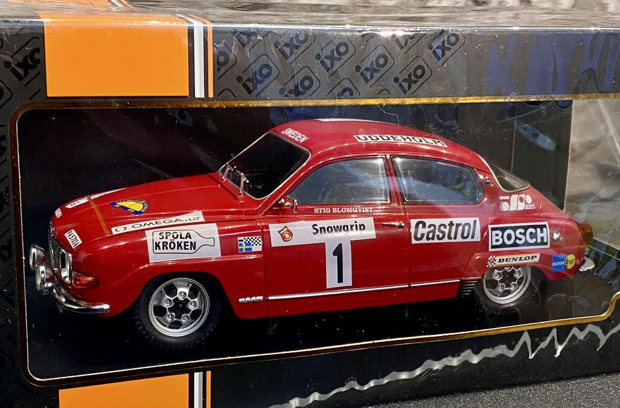 Skala 1/18 SAAB 96 V4 #1, Sv Rallyt 1973' S Blomqvist/A Hertz från IXO Models