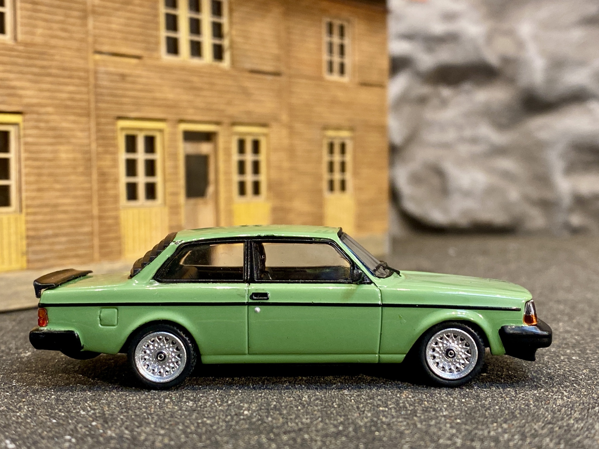 Skala 1/64 Volvo 242 Custom, Grön fr TARMAC