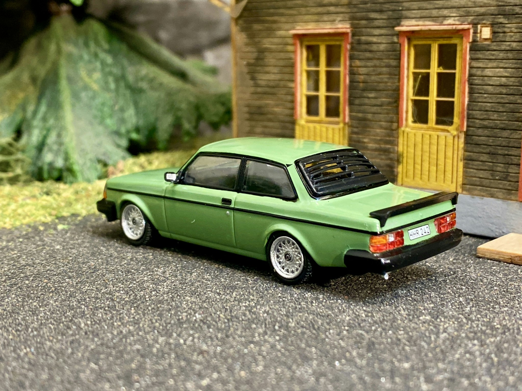 Skala 1/64 Volvo 242 Custom, Grön fr TARMAC