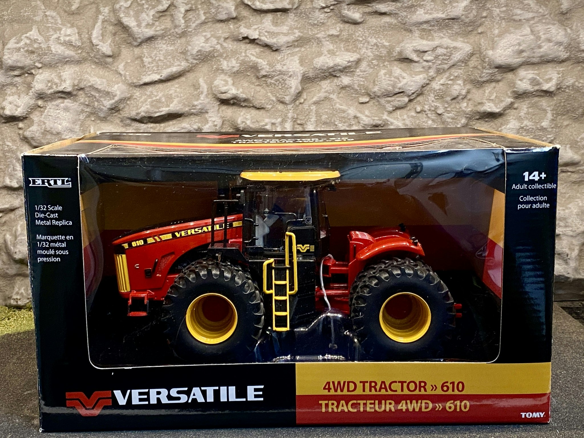 Skala 1/32: Unik Kanadensisk Traktor: VERSATILE 4WD Tractor 610 från ERTL