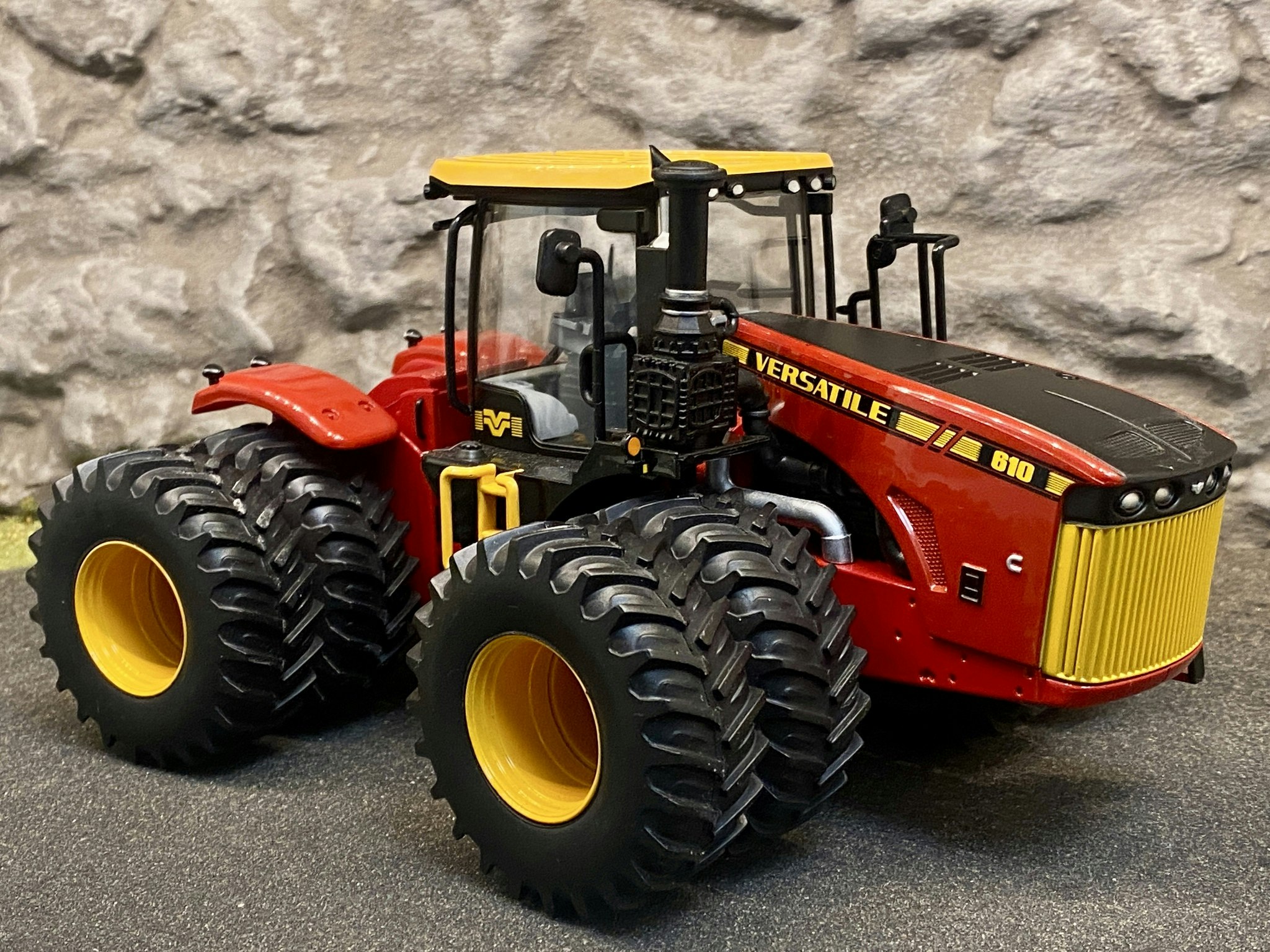 Skala 1/32: Unik Kanadensisk Traktor: VERSATILE 4WD Tractor 610 från ERTL