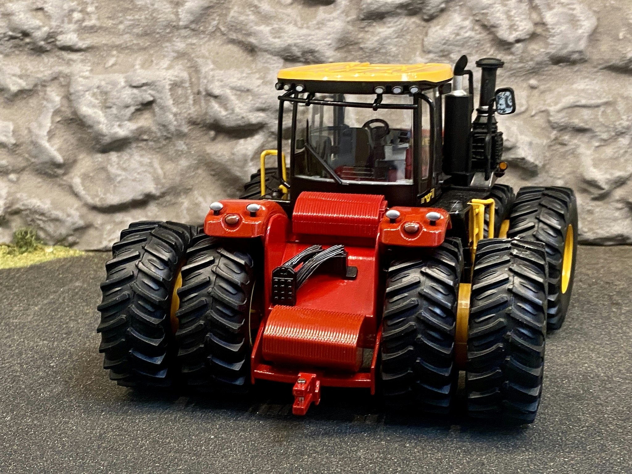 Skala 1/32: Unik Kanadensisk Traktor: VERSATILE 4WD Tractor 610 från ERTL