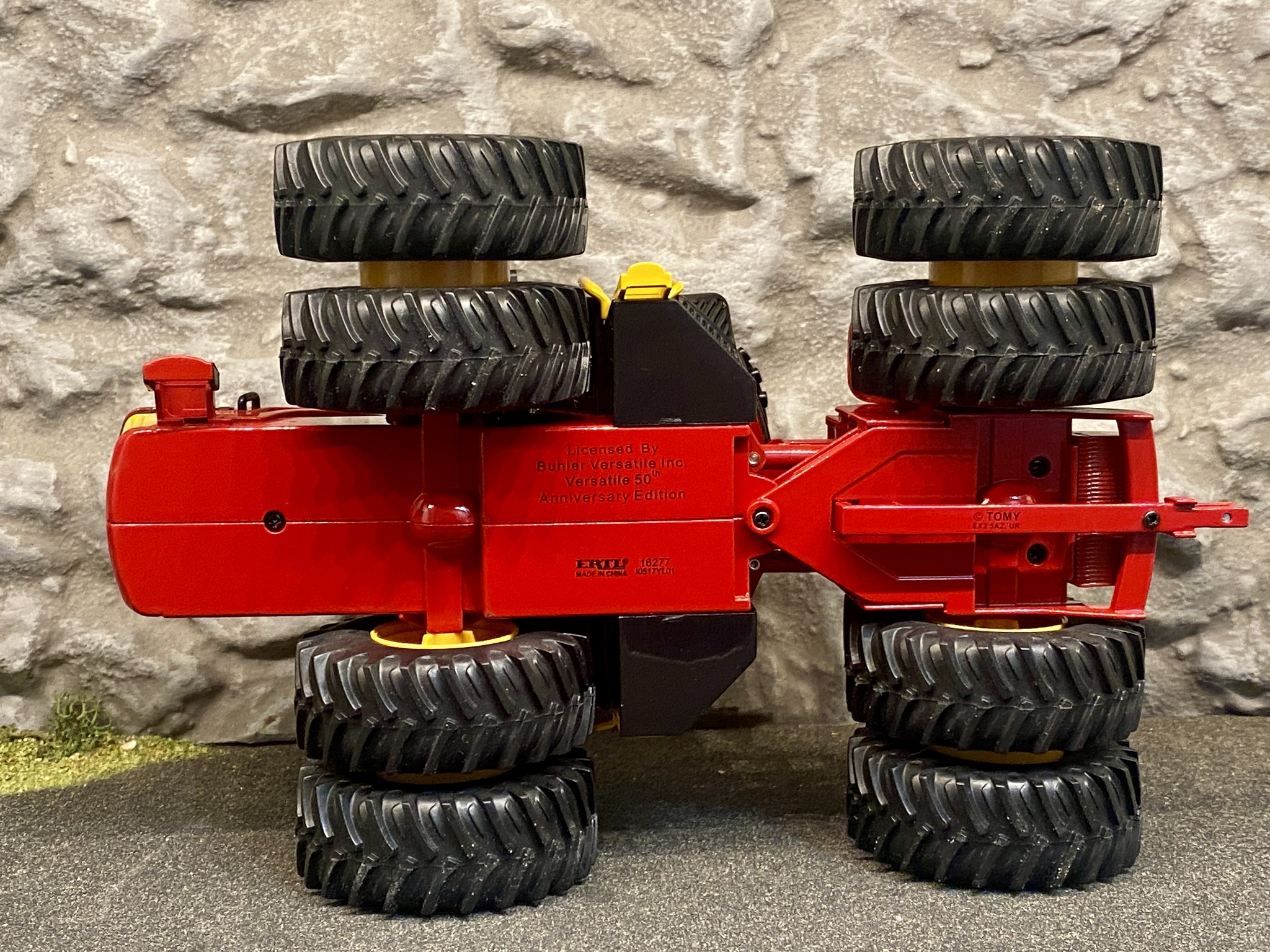 Skala 1/32: Unik Kanadensisk Traktor: VERSATILE 4WD Tractor 610 från ERTL