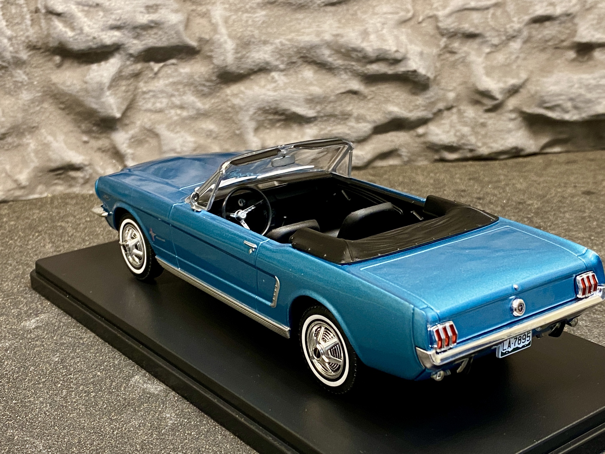 Skala 1/24 Ford Mustang Convertible, Ljusblå metallic från WhiteBox