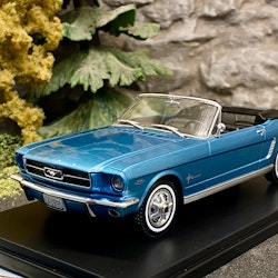 Skala 1/24 Ford Mustang Convertible, Ljusblå metallic från WhiteBox