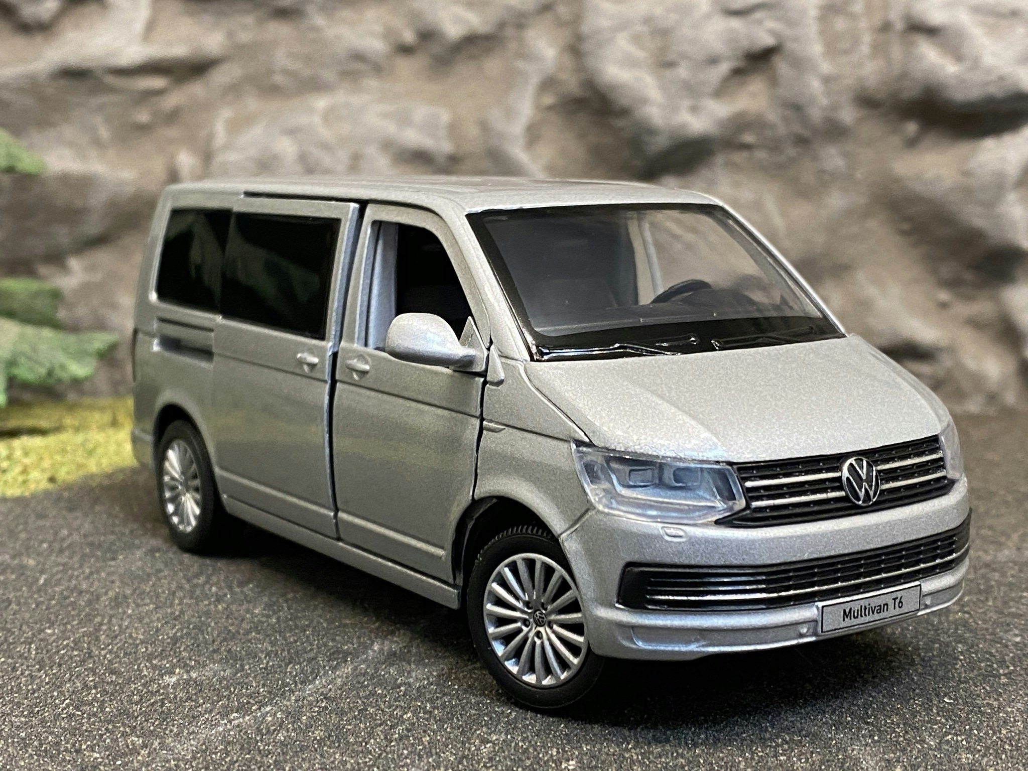 Skala 1/32 Volkswagen Multivan, Silver, Svart kartong från Tayumo