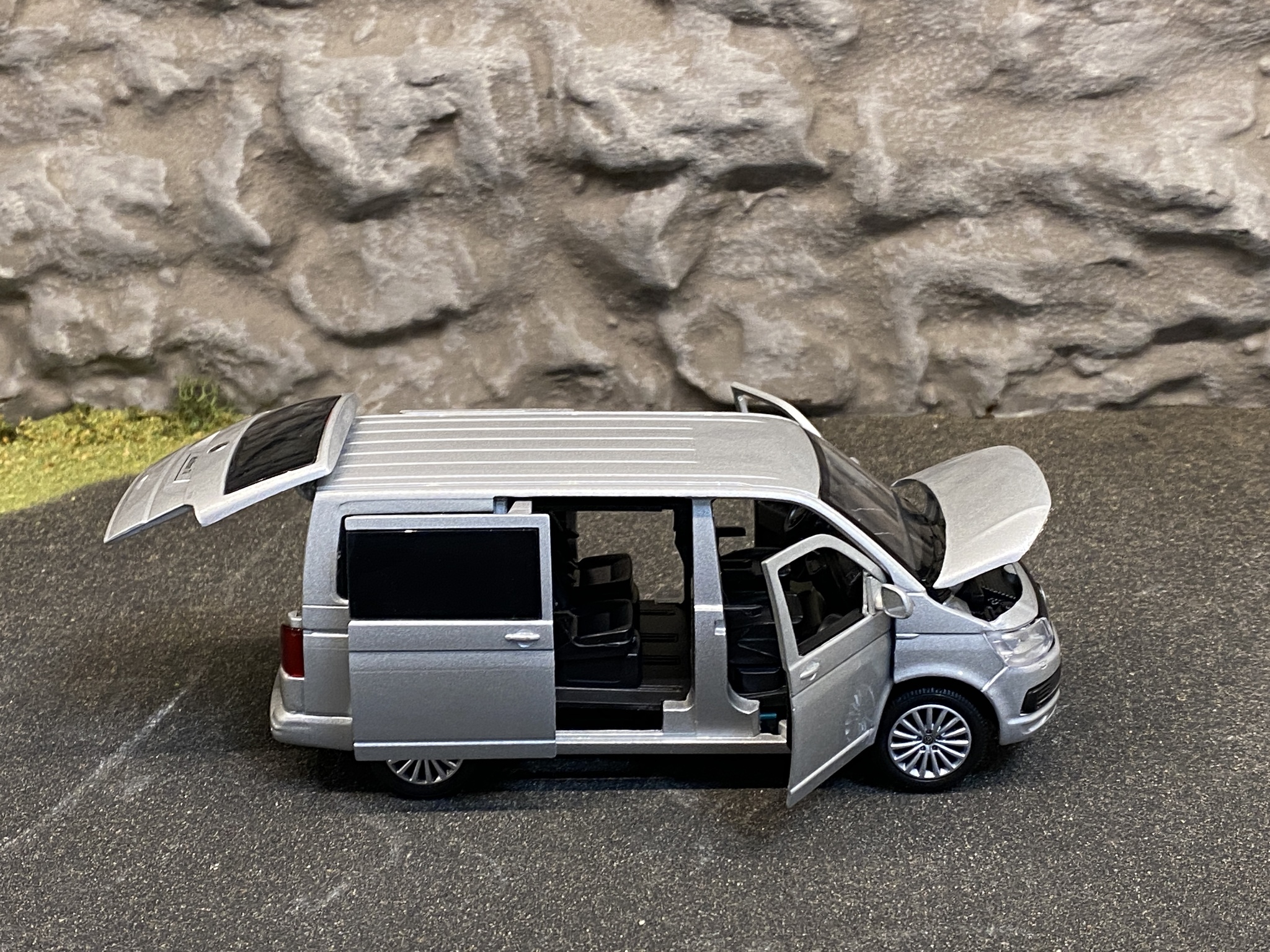 Skala 1/32 Volkswagen Multivan, Silver, Svart kartong från Tayumo