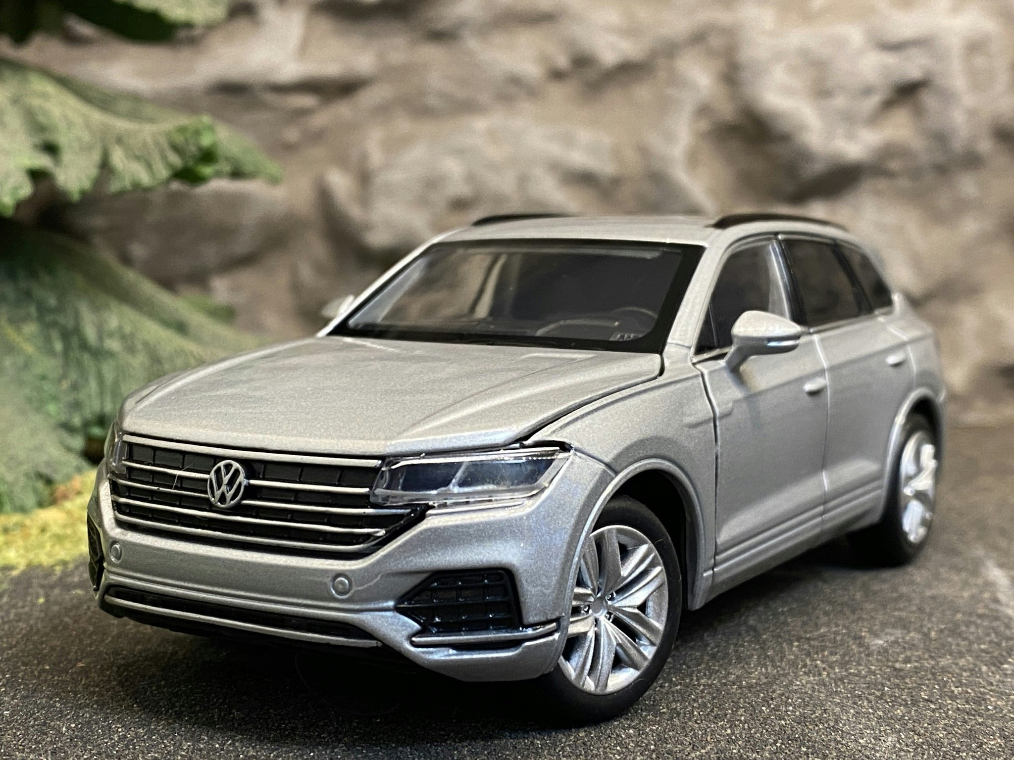 Skala 1/32 Volkswagen Touareg, Silver, Svart kartong från Tayumo