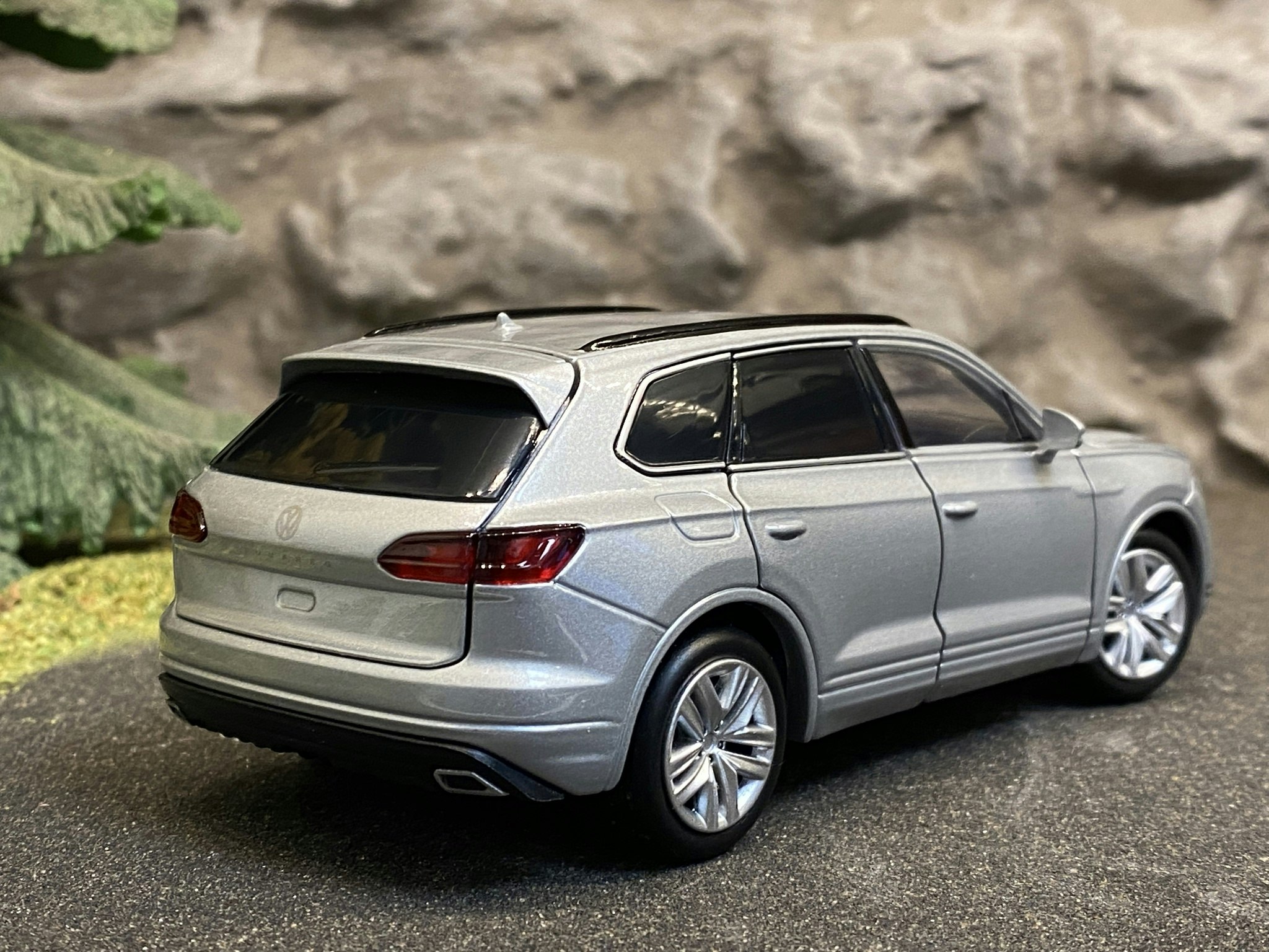 Skala 1/32 Volkswagen Touareg, Silver, Svart kartong från Tayumo