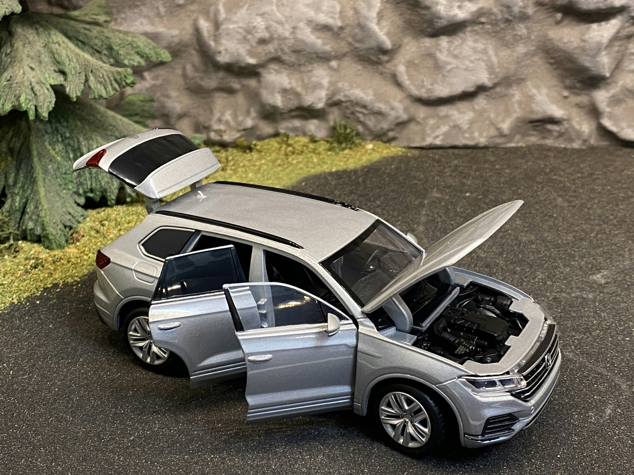 Skala 1/32 Volkswagen Touareg, Silver, Svart kartong från Tayumo