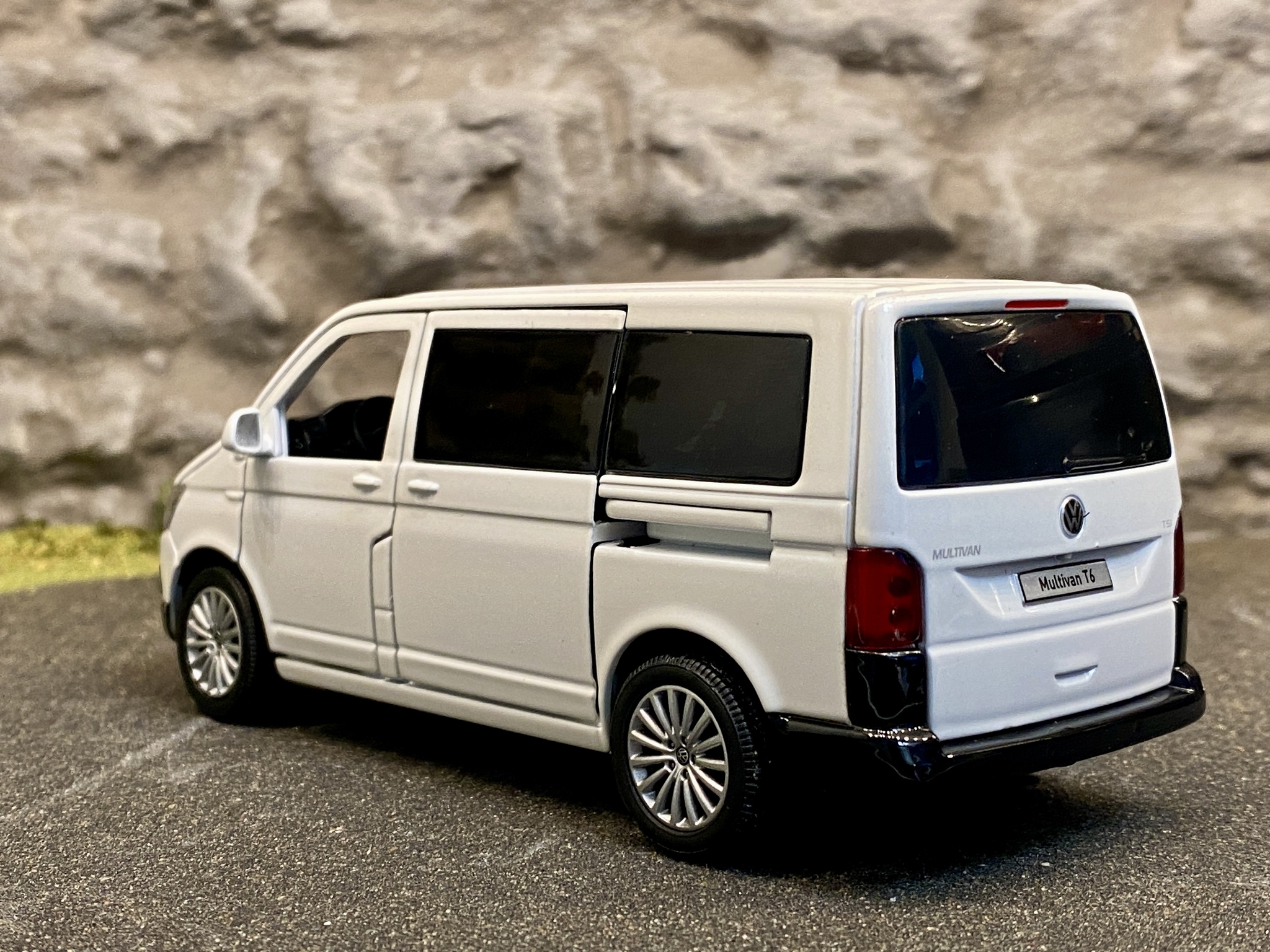 Skala 1/32 Volkswagen Multivan, Vit, Svart kartong från Tayumo
