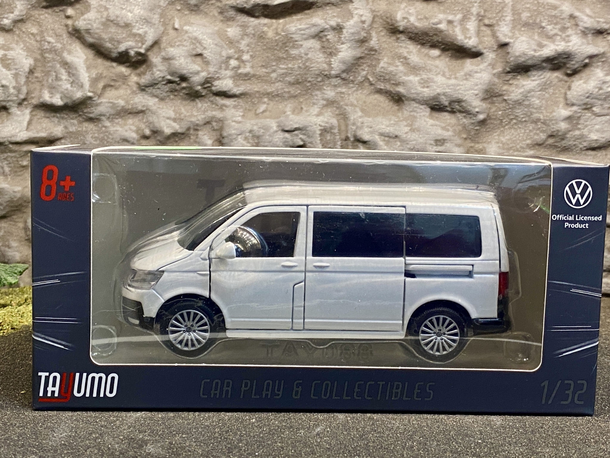 Skala 1/32 Volkswagen Multivan, Vit, Svart kartong från Tayumo