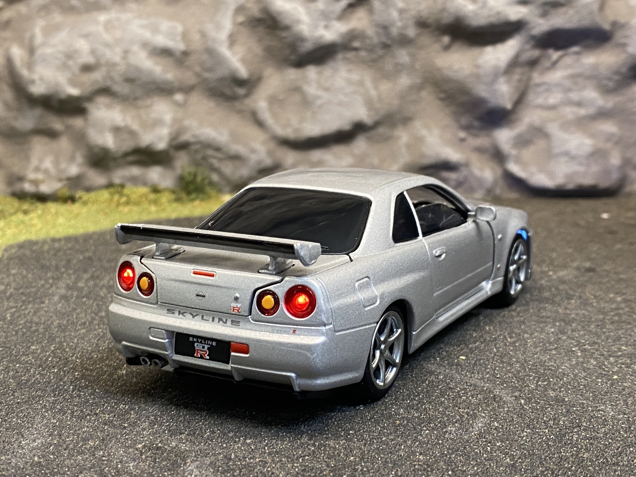 Skala 1/32 Nissan GT-R34 V-spec II, Silver, från Tayumo