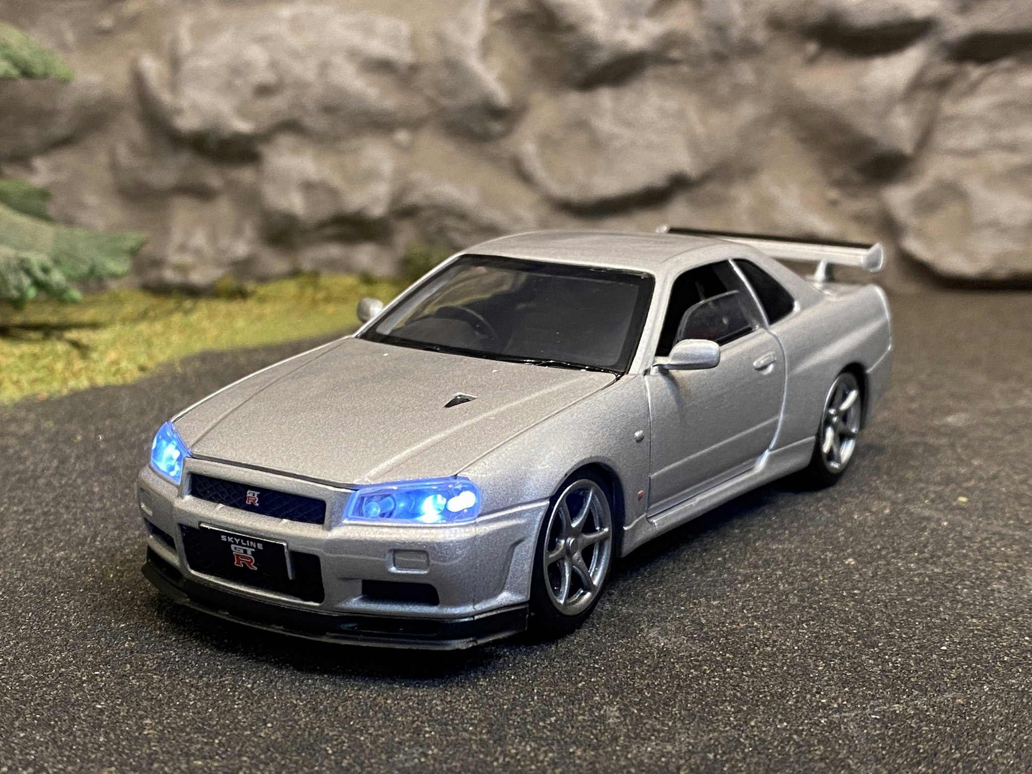 Skala 1/32 Nissan GT-R34 V-spec II, Silver, från Tayumo