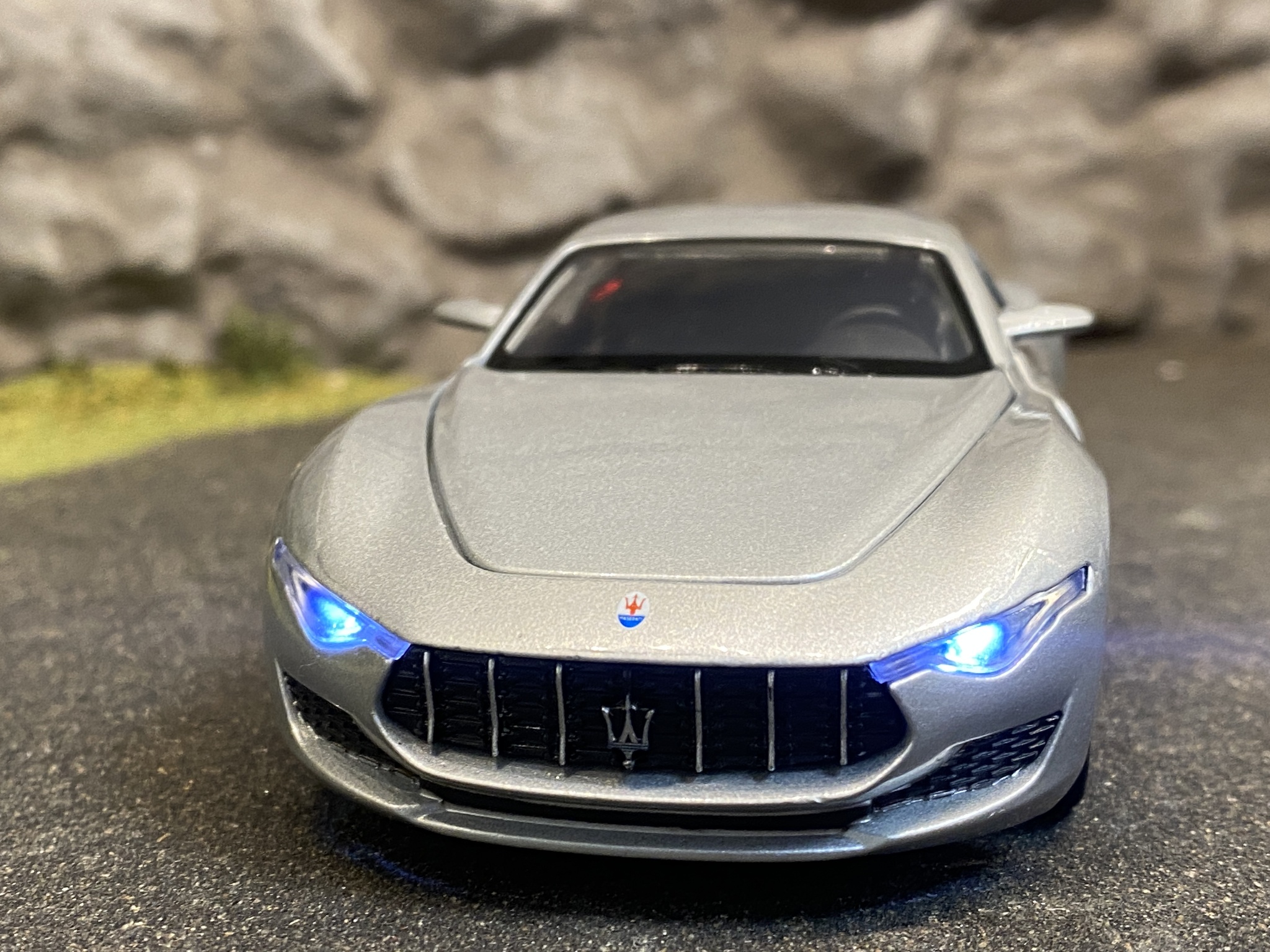 Skala 1/32 Maserati Alfieri 2014 Concept, Silver, från Tayumo