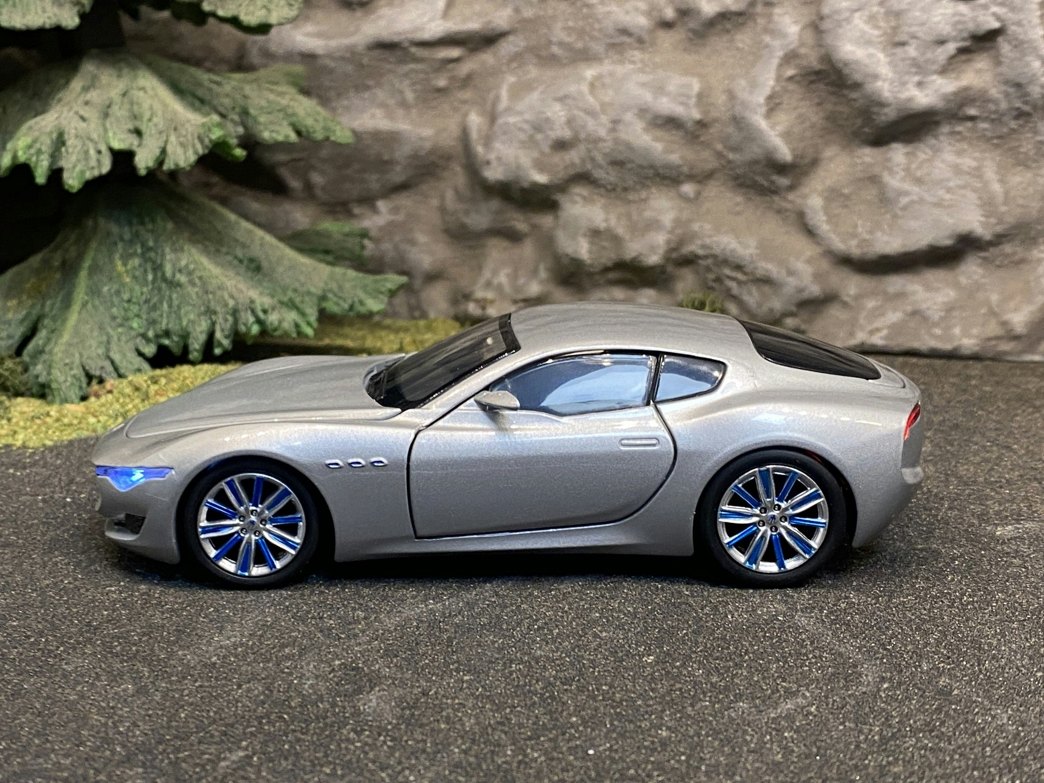 Skala 1/32 Maserati Alfieri 2014 Concept, Silver, från Tayumo