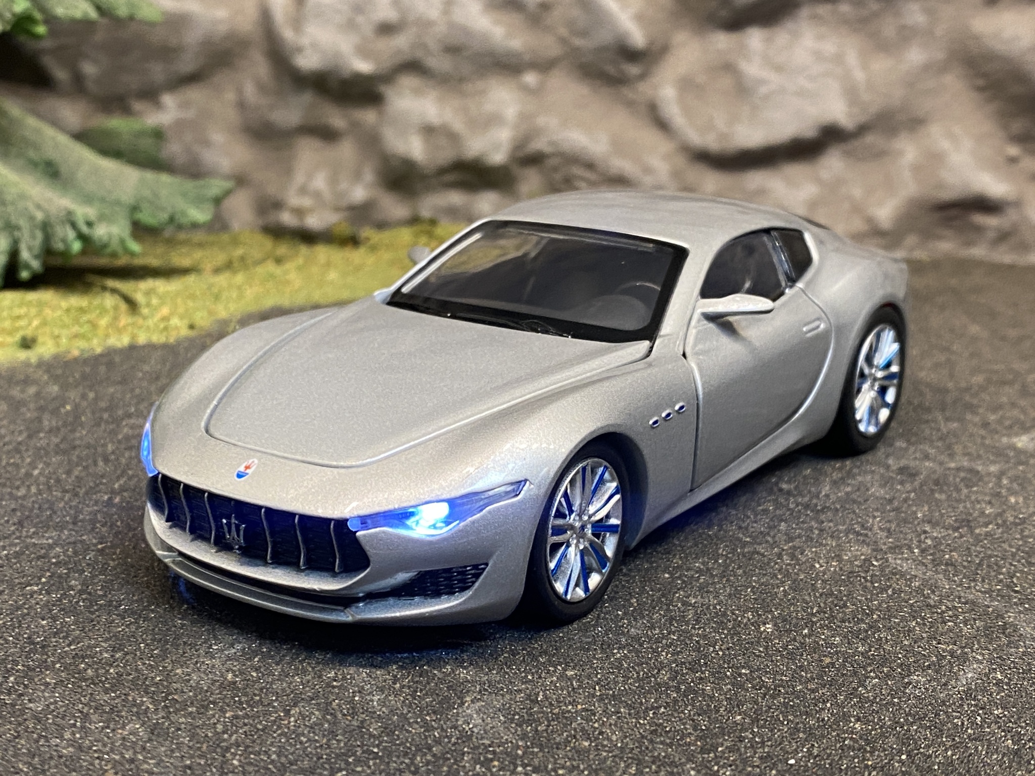 Skala 1/32 Maserati Alfieri 2014 Concept, Silver, från Tayumo