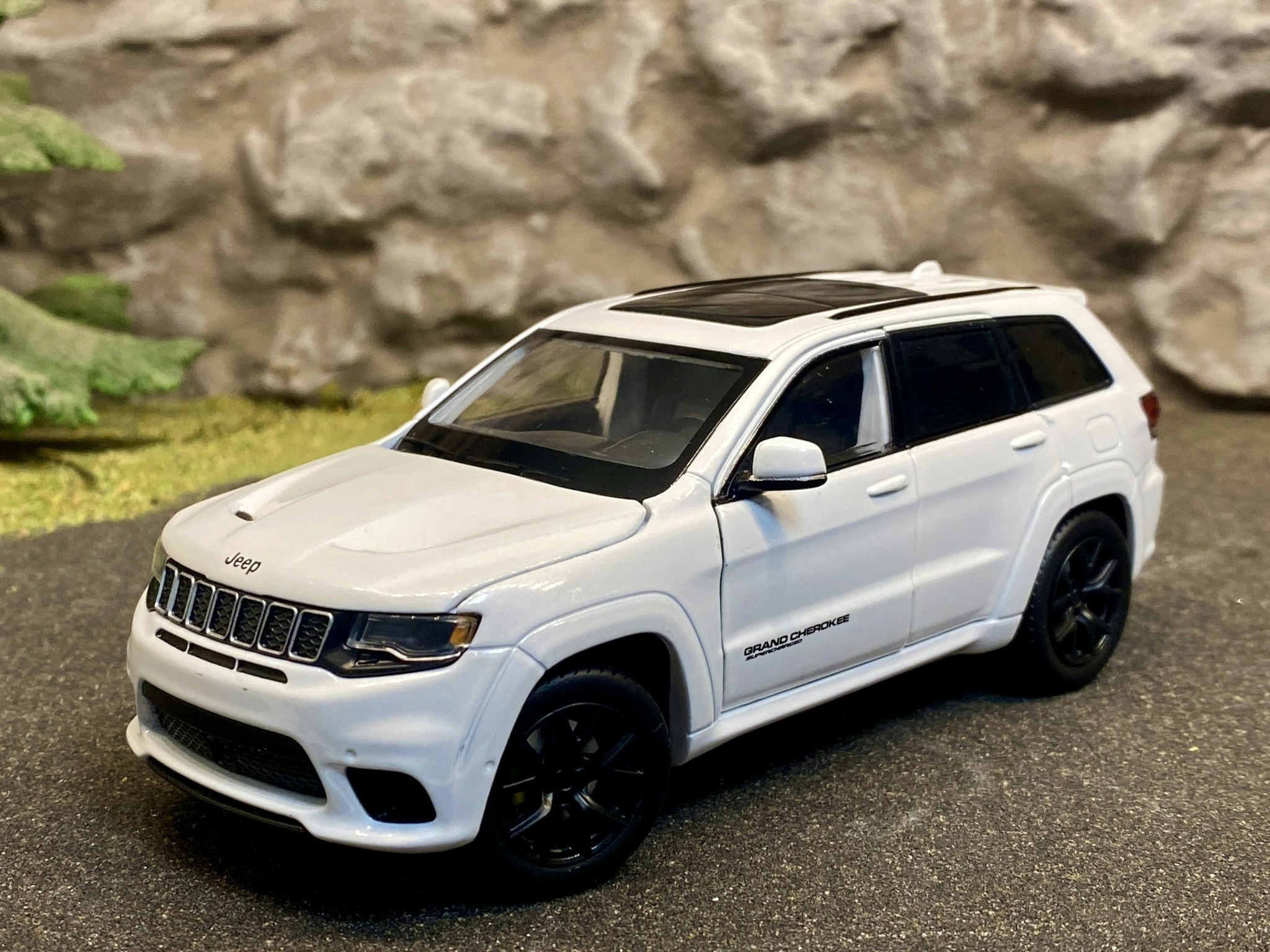 Skala 1/32 Jeep Grand Cherokee, Vit, från Tayumo