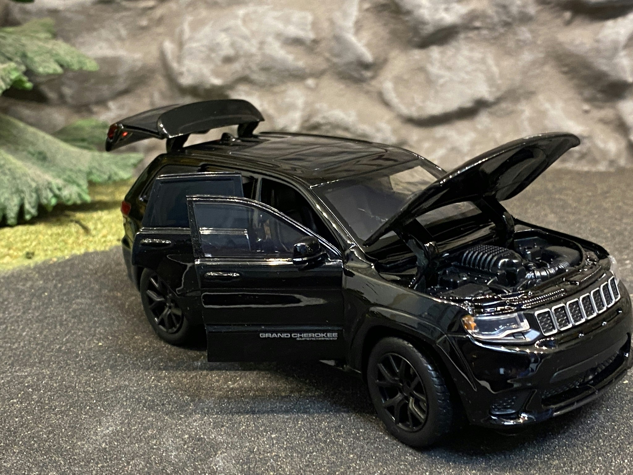 Skala 1/32 Jeep Grand Cherokee, Svart, från Tayumo