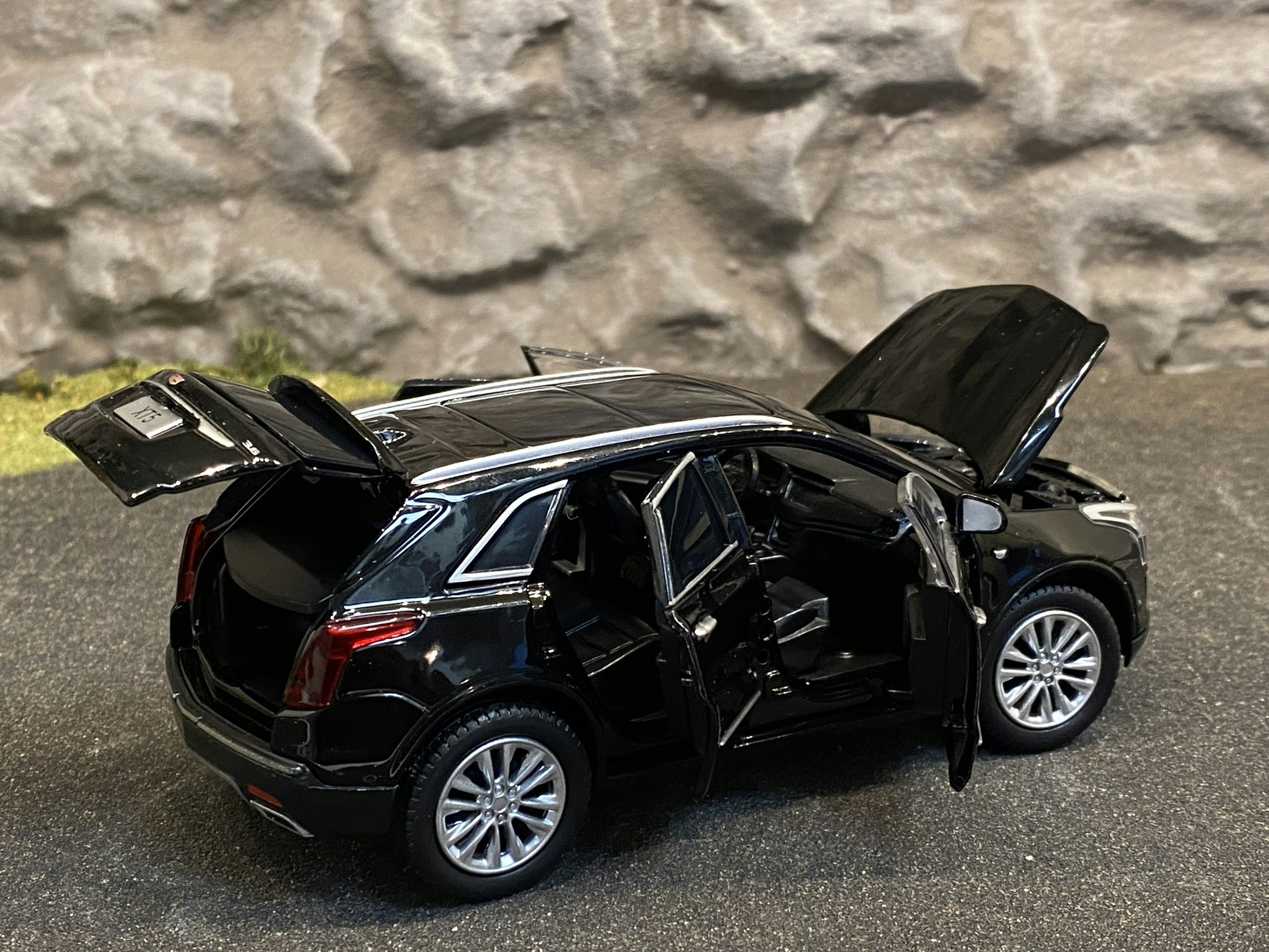 Skala 1/32 Cadillac XT5, Svart, från Tayumo