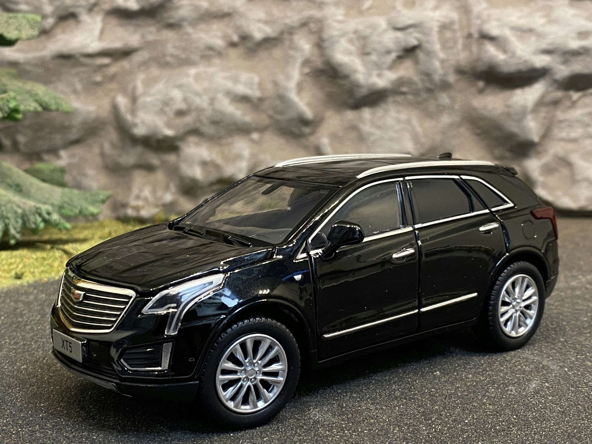 Skala 1/32 Cadillac XT5, Svart, från Tayumo