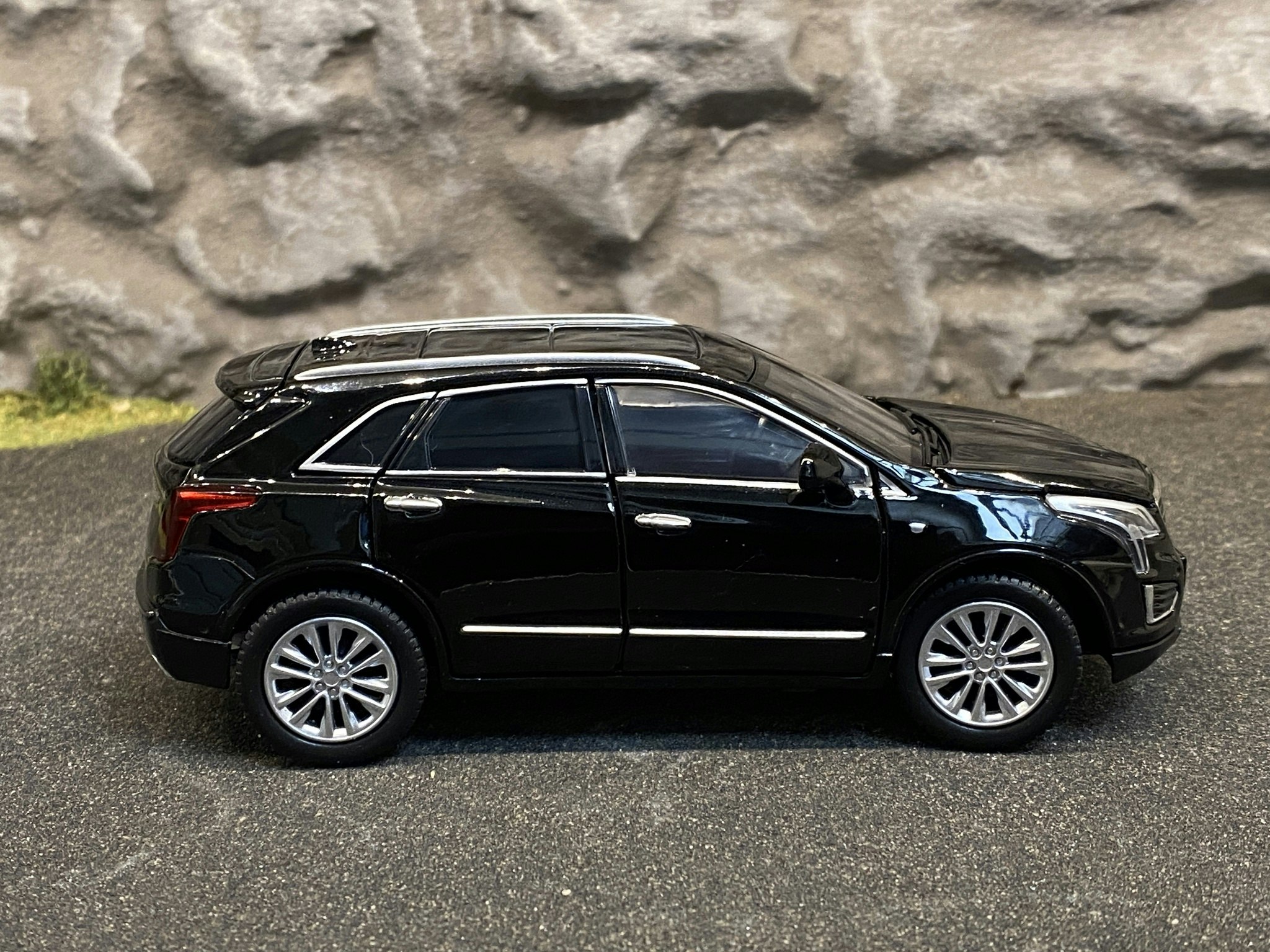 Skala 1/32 Cadillac XT5, Svart, från Tayumo