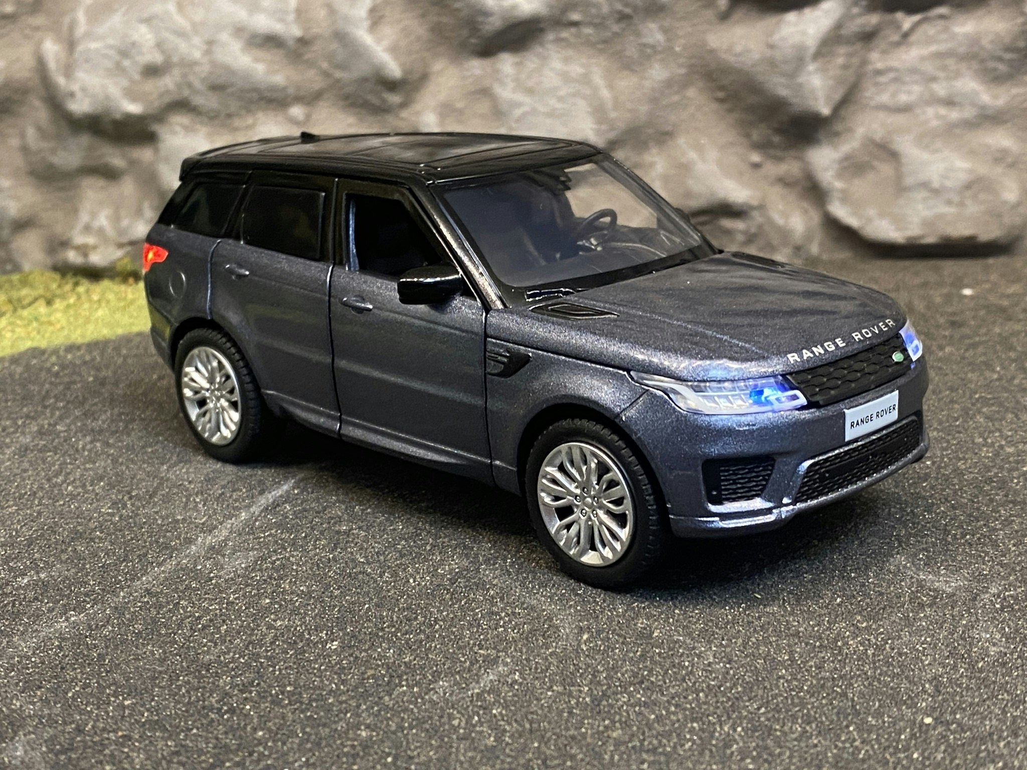 Skala 1/32 Range Rover Sport, Mörkgrå m Svart tak, från Tayumo