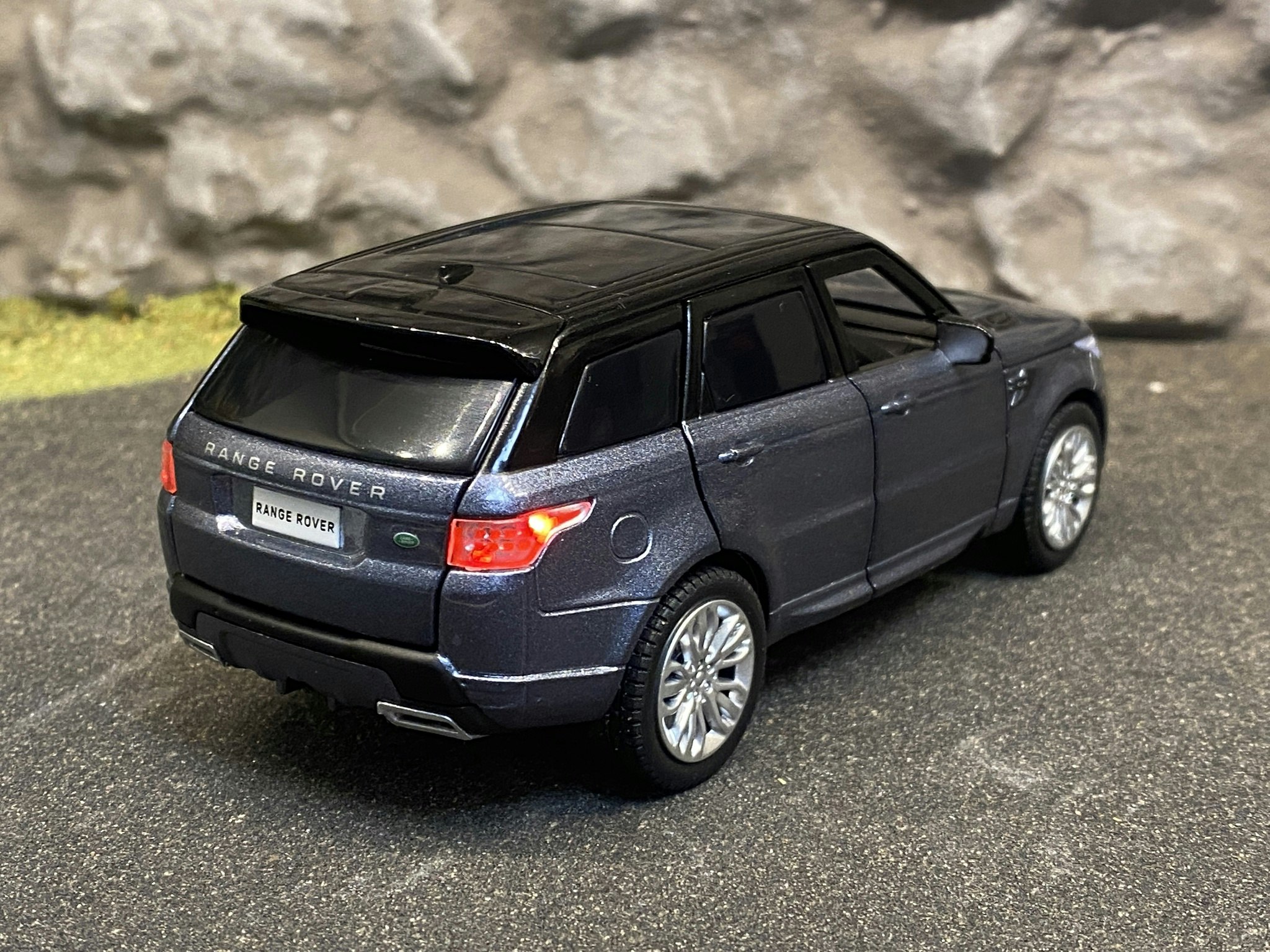 Skala 1/32 Range Rover Sport, Mörkgrå m Svart tak, från Tayumo