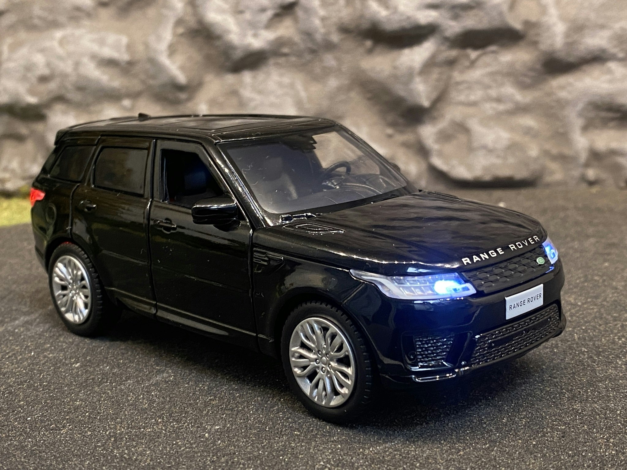 Skala 1/32 Range Rover Sport, Svart m Svart tak, från Tayumo