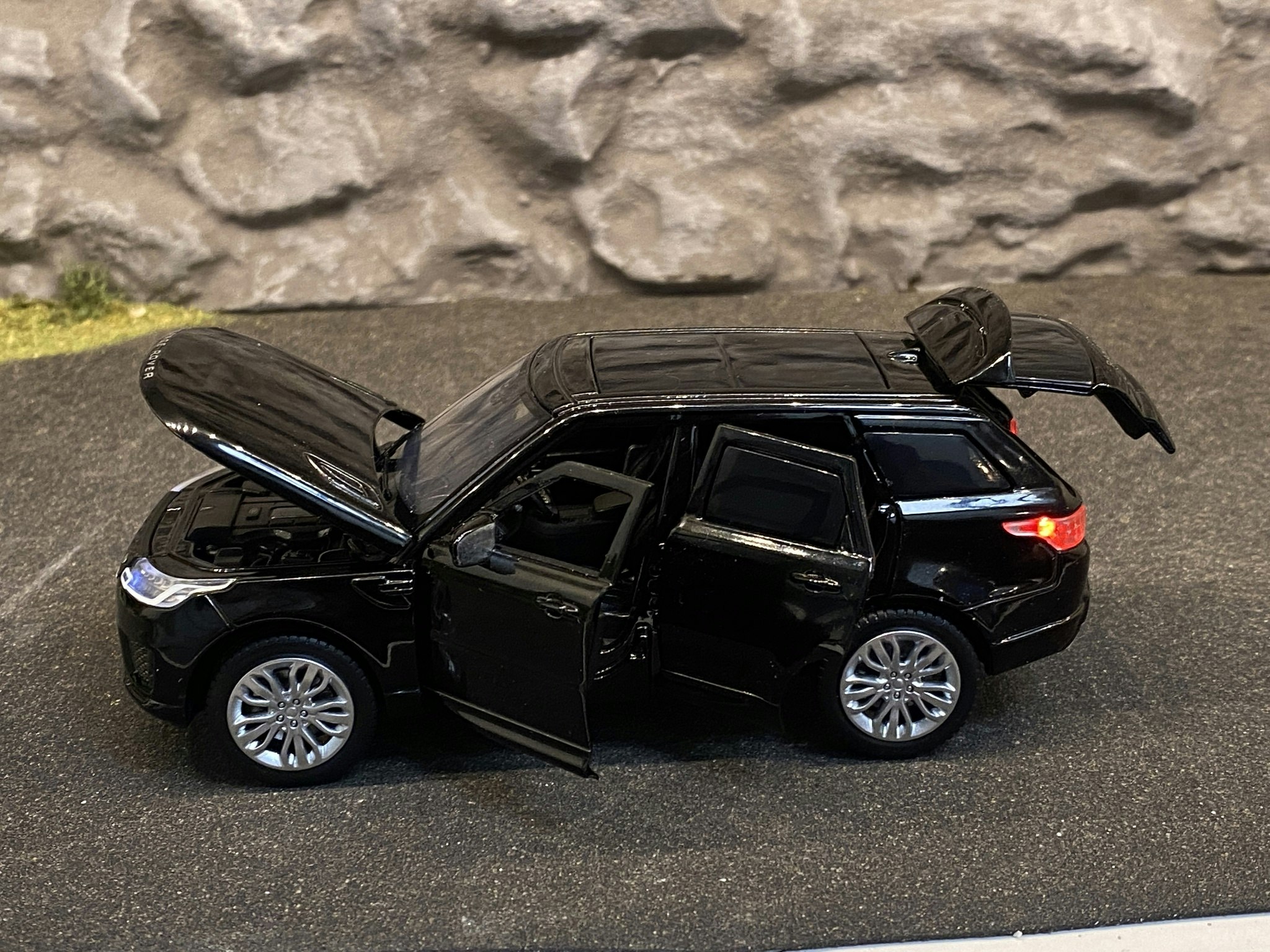 Skala 1/32 Range Rover Sport, Svart m Svart tak, från Tayumo