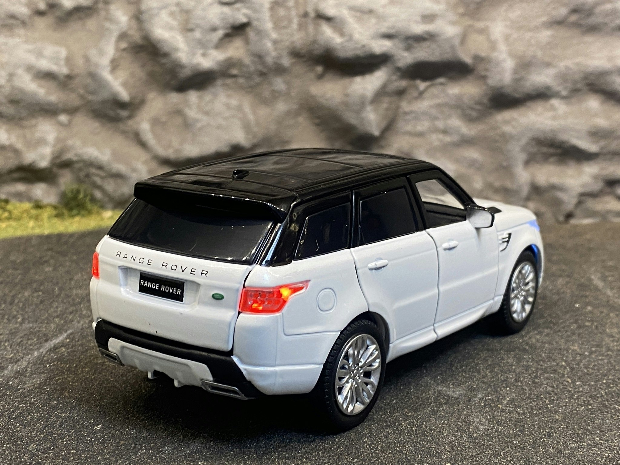 Skala 1/32 Range Rover Sport, Vit m Svart tak, från Tayumo