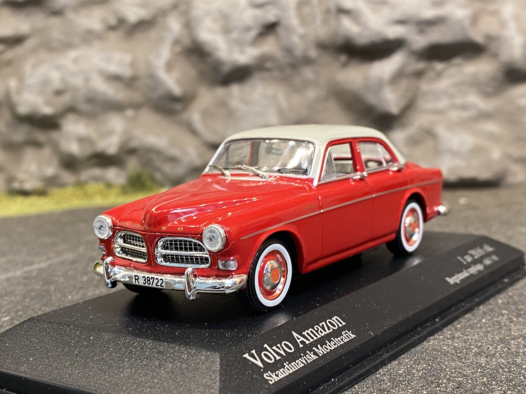 Skala 1/43 Volvo Amazon, Röd m vitt tak från Minichamps & Skandinavisk Modeltrafik