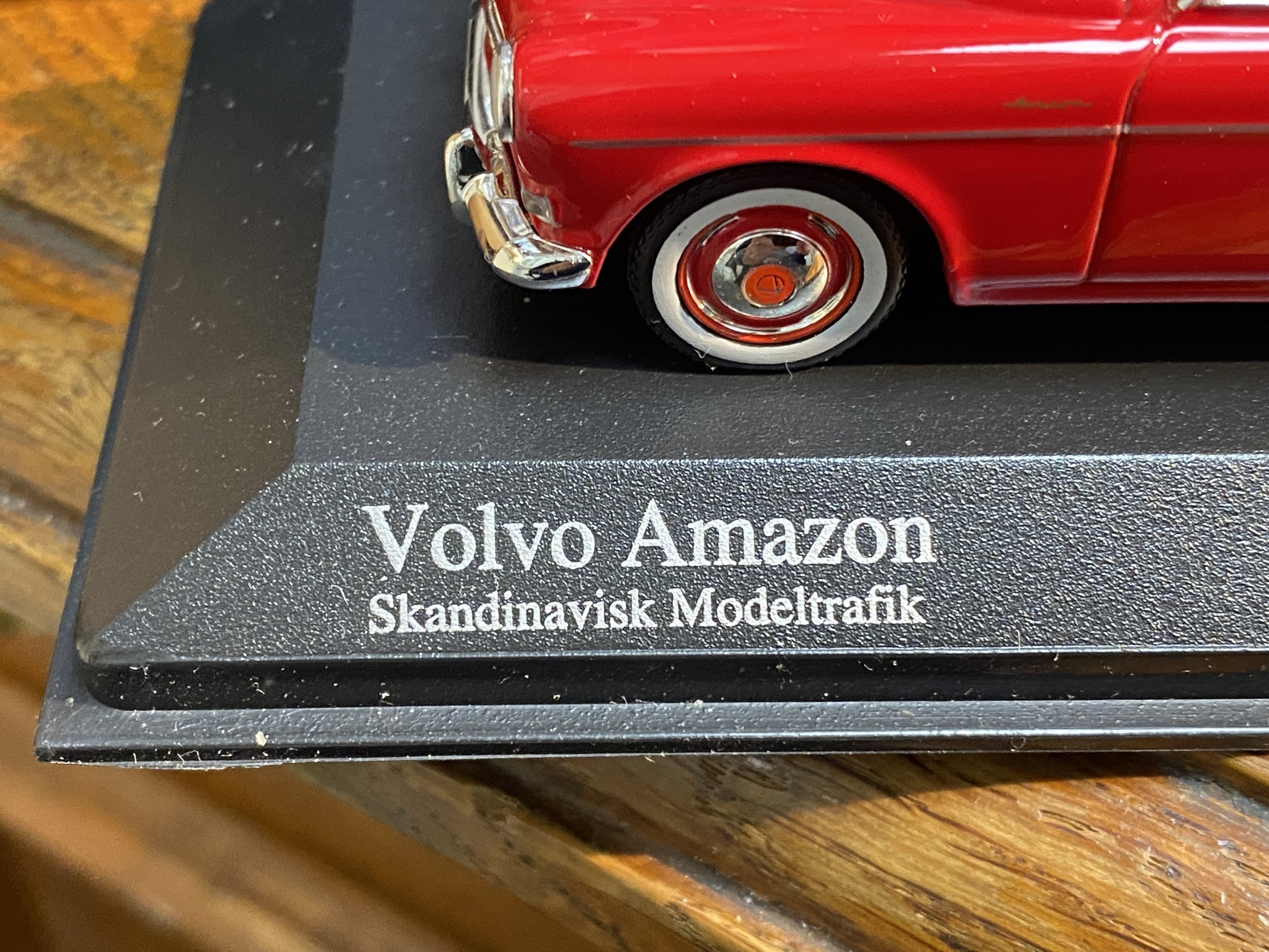 Skala 1/43 Volvo Amazon, Röd m vitt tak från Minichamps & Skandinavisk Modeltrafik