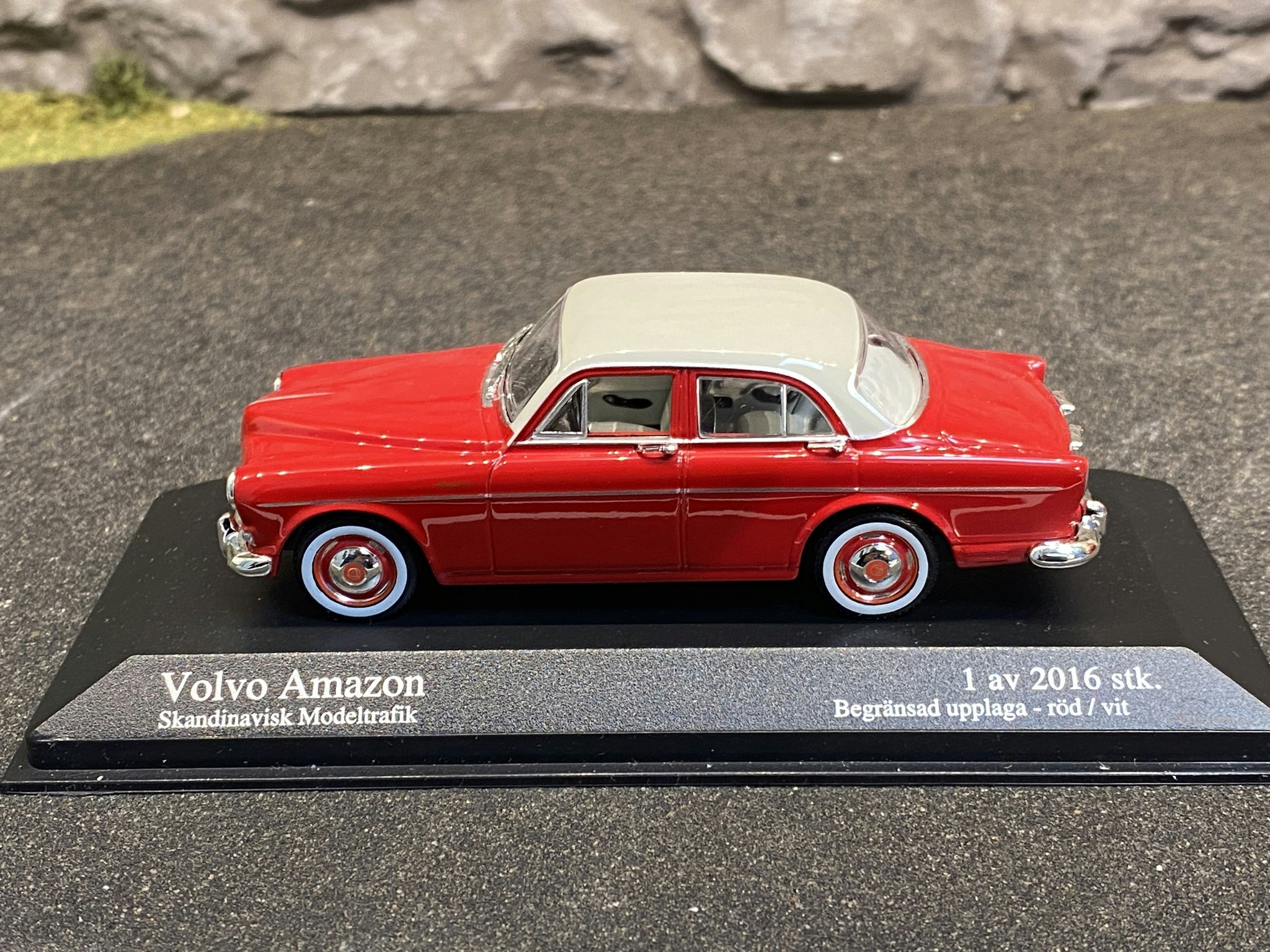 Skala 1/43 Volvo Amazon, Röd m vitt tak från Minichamps & Skandinavisk Modeltrafik