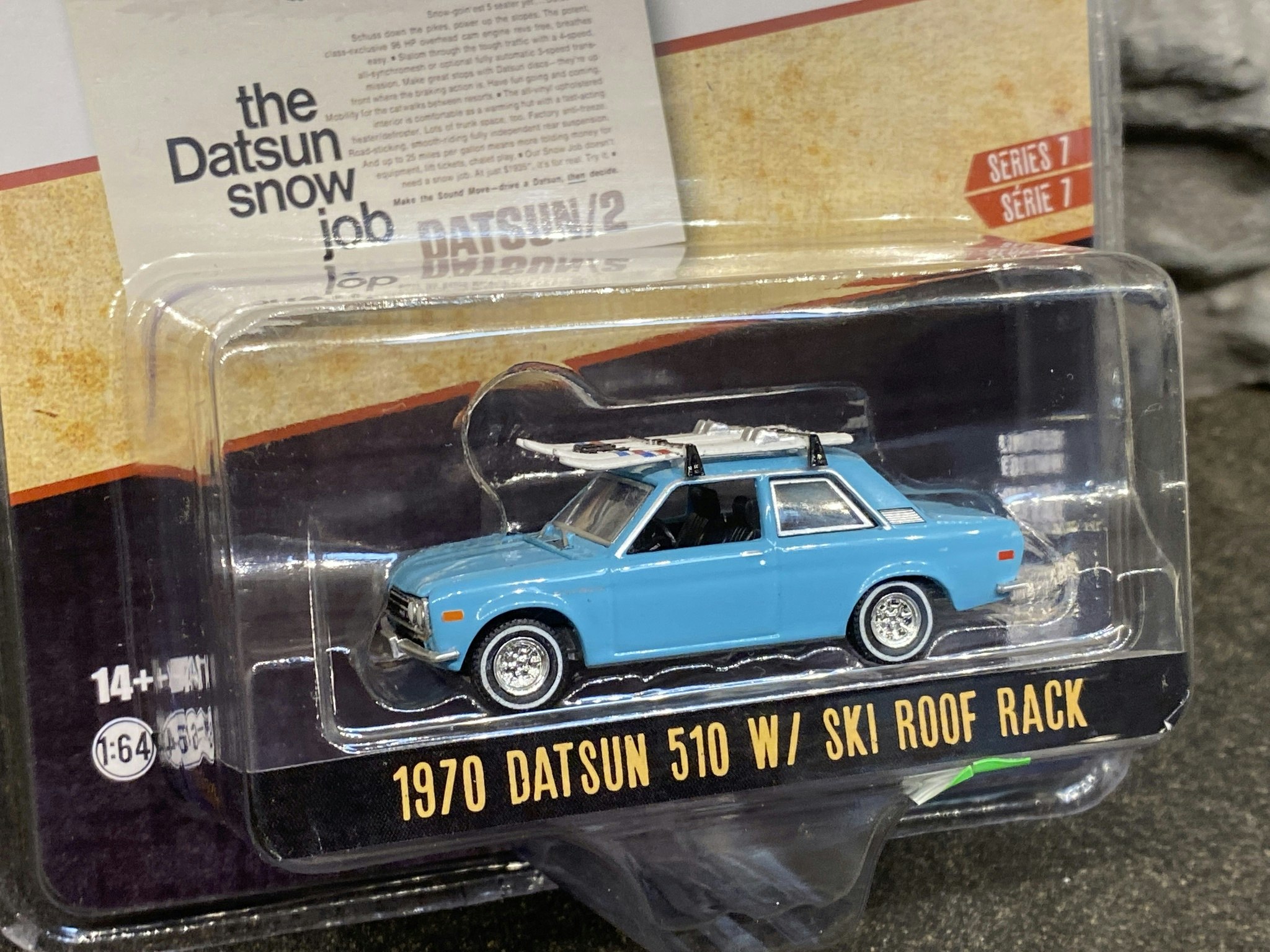 Skala 1/64 Datsun 510 med Takräcke m skidor Ser.7 "Vintage AD Cars" fr Greenlight