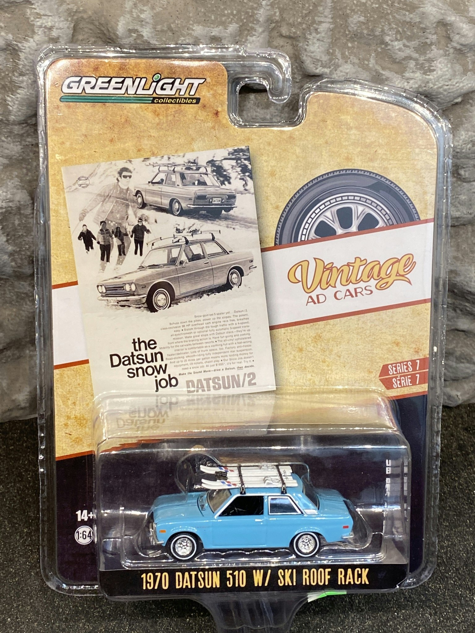 Skala 1/64 Datsun 510 med Takräcke m skidor Ser.7 "Vintage AD Cars" fr Greenlight