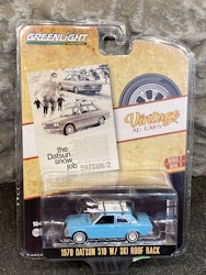 Skala 1/64 Datsun 510 med Takräcke m skidor Ser.7 "Vintage AD Cars" fr Greenlight