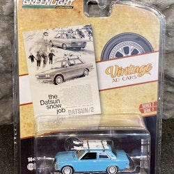 Skala 1/64 Datsun 510 med Takräcke m skidor Ser.7 "Vintage AD Cars" fr Greenlight