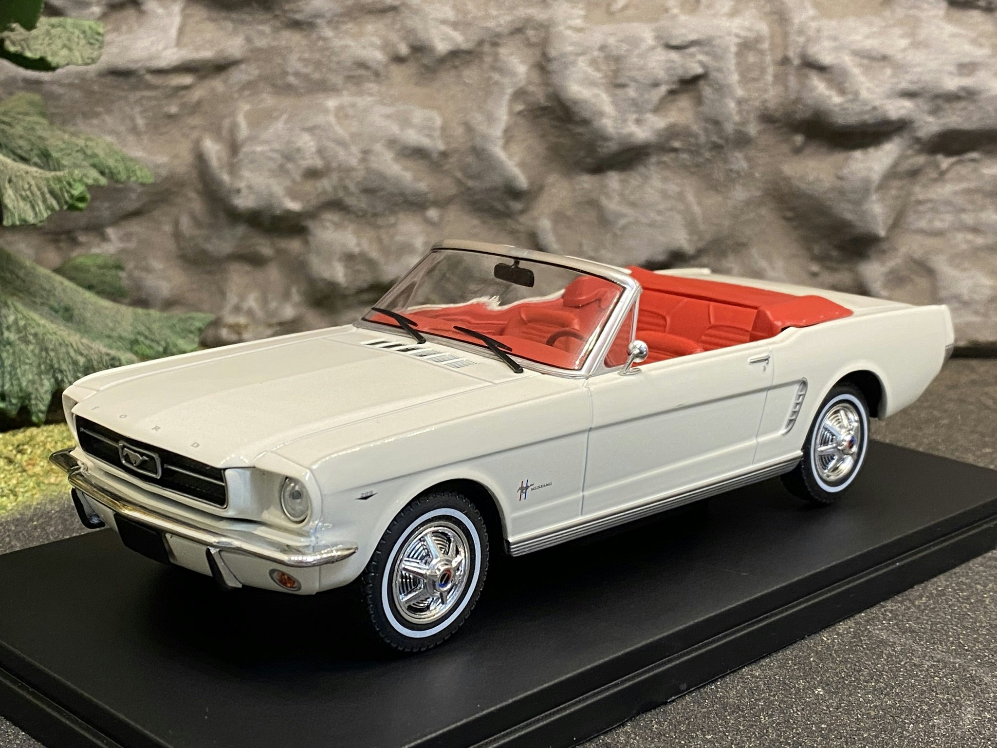 Skala 1/24 Ford Mustang Convertible 1965', Cremevit - Magasinsmodell