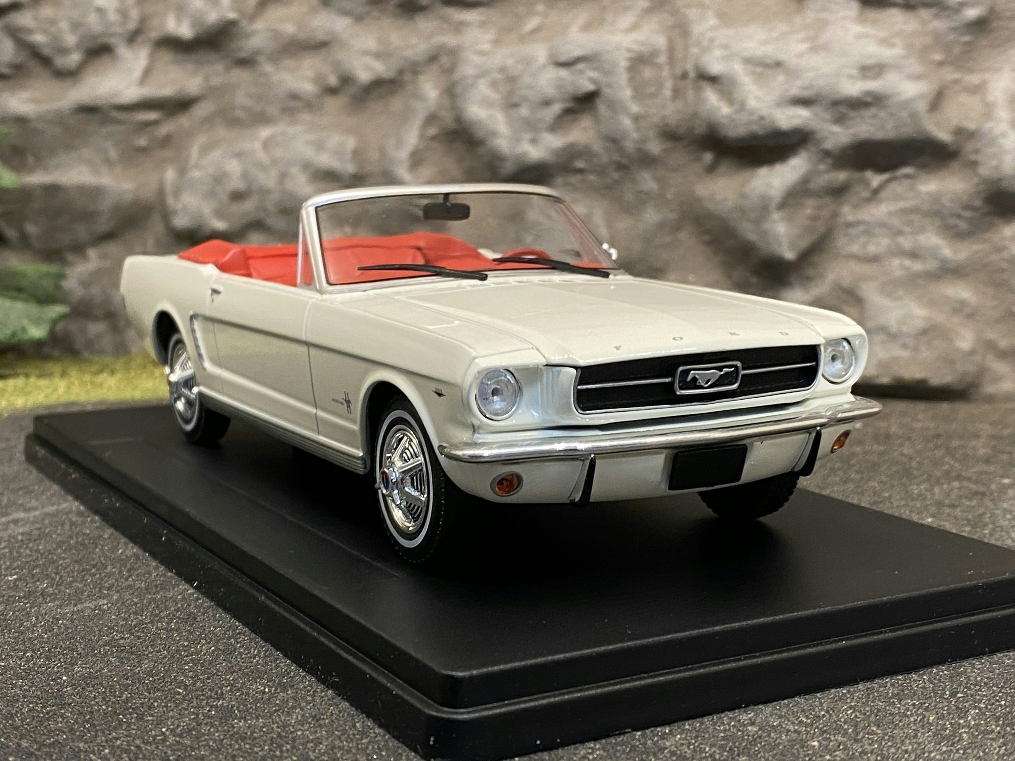 Skala 1/24 Ford Mustang Convertible 1965', Cremevit - Magasinsmodell