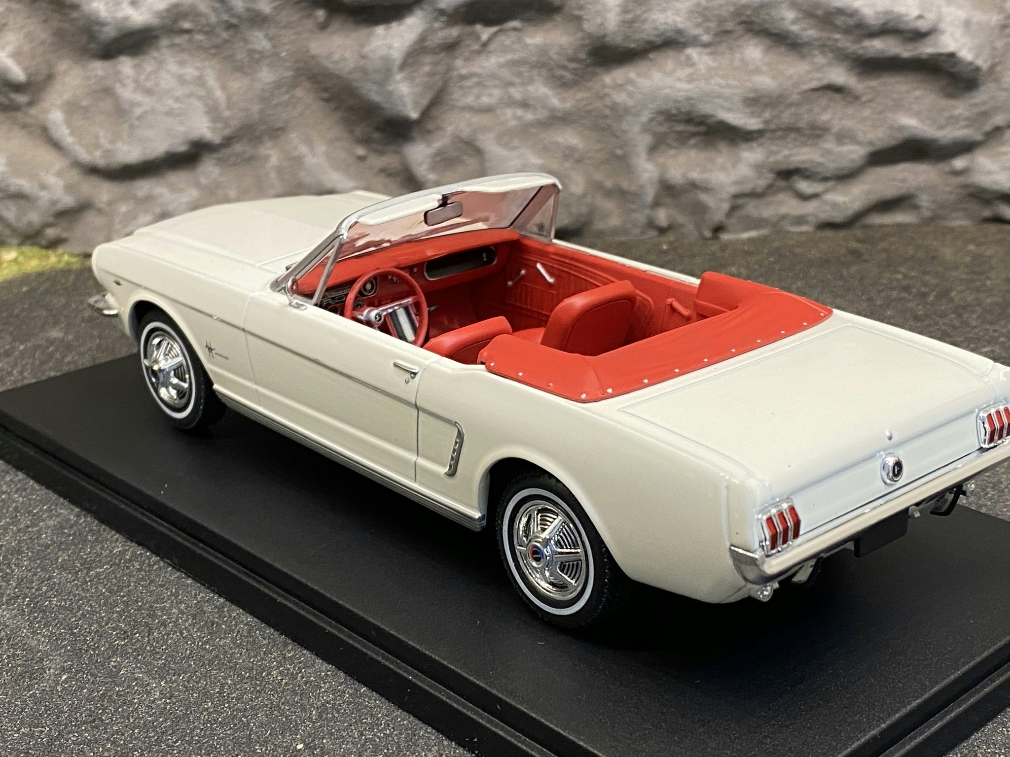 Skala 1/24 Ford Mustang Convertible 1965', Cremevit - Magasinsmodell