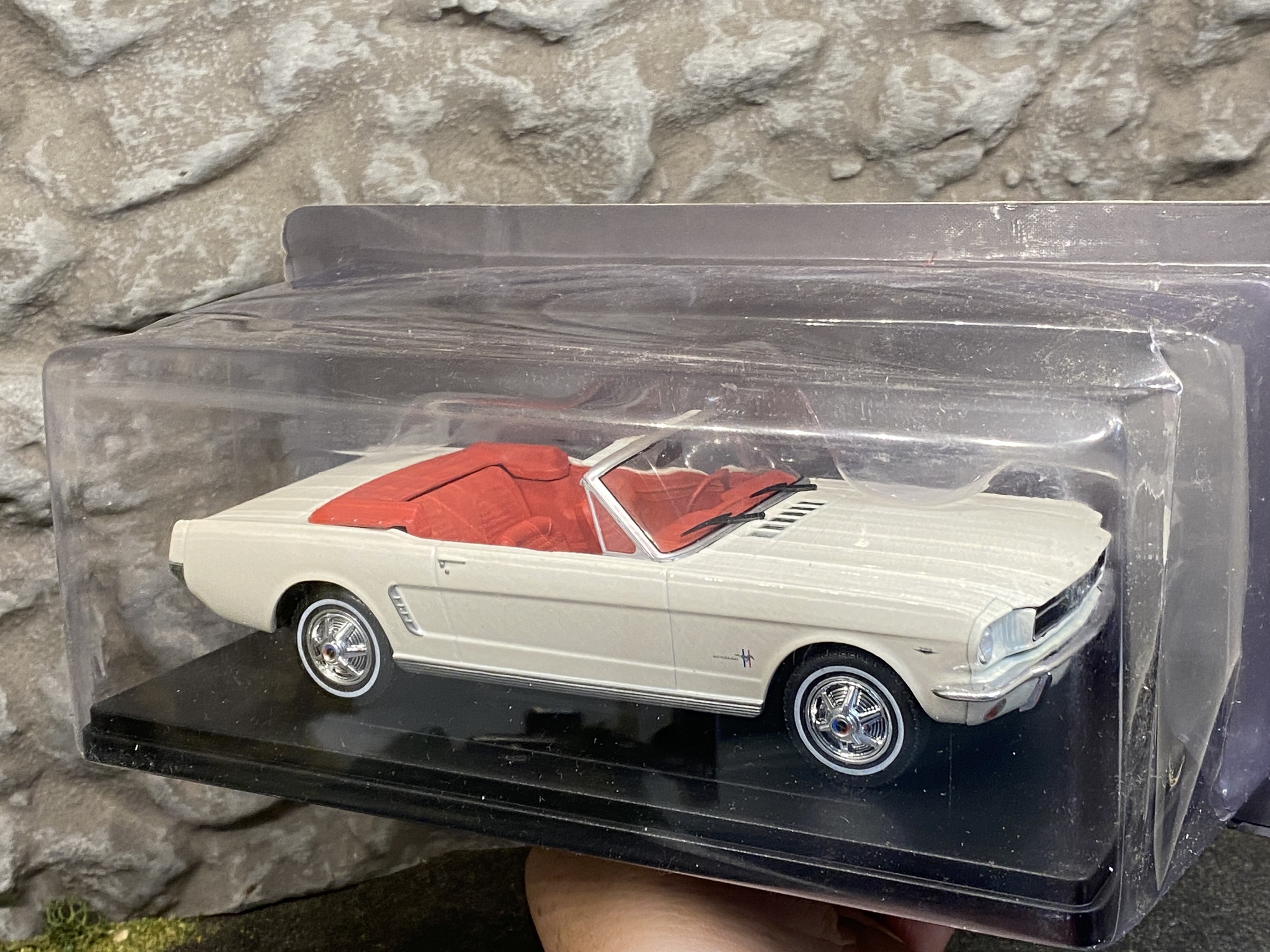 Skala 1/24 Ford Mustang Convertible 1965', Cremevit - Magasinsmodell