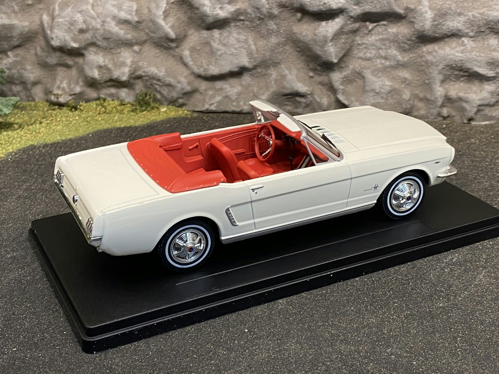 Skala 1/24 Ford Mustang Convertible 1965', Cremevit - Magasinsmodell