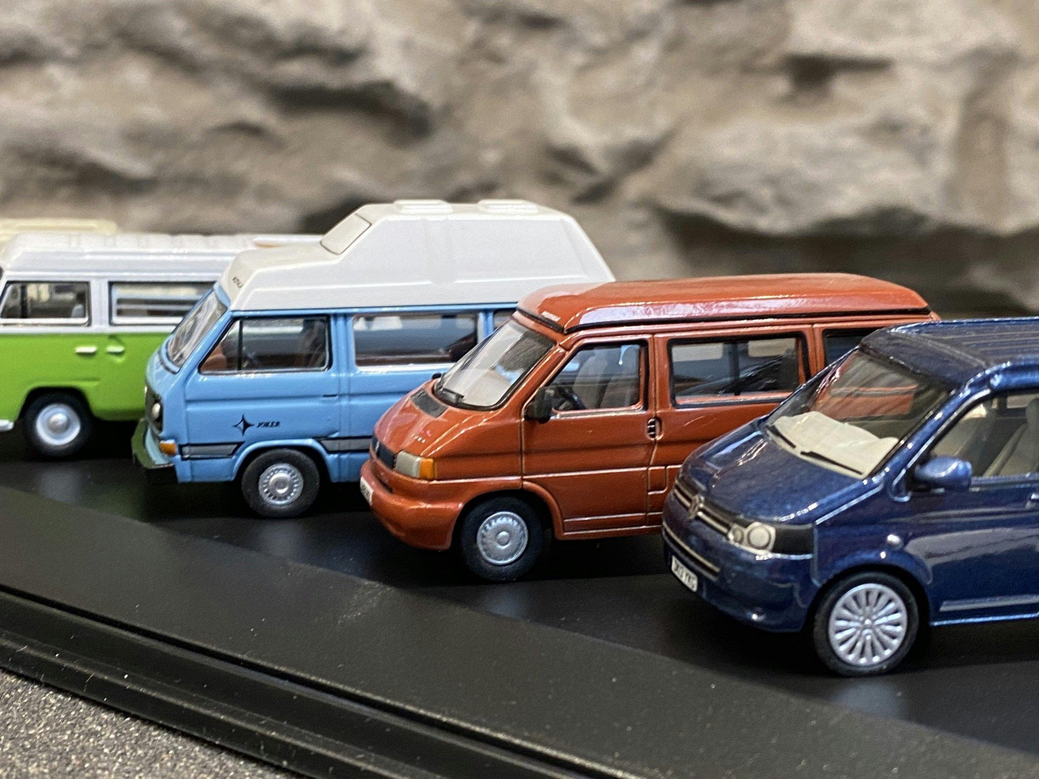 Skala 1/76 Volkswagen Camper Set, 5 Generationer av T1, T2, T3, T4 & T5 från Oxford