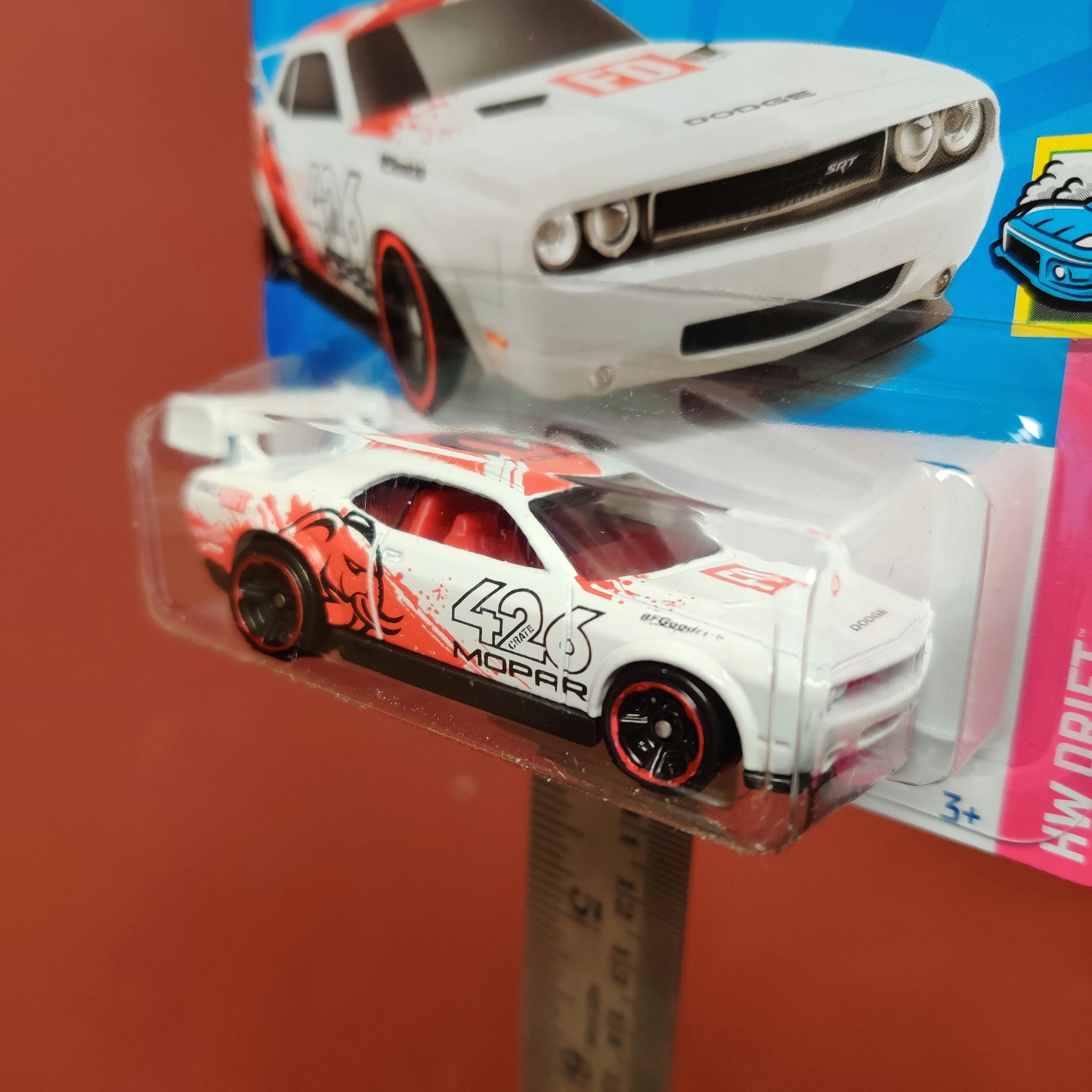 Skala 1/64 Hot Wheels, Dodge Challenger Drift Car