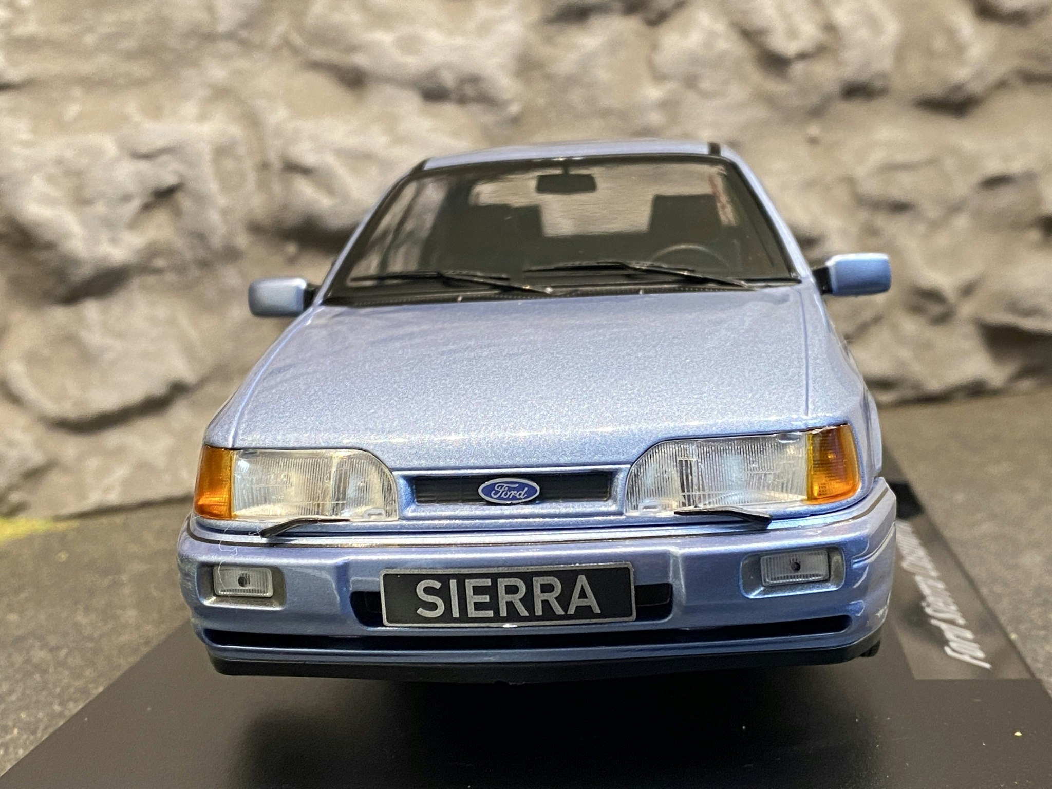 Skala 1/18 Ford Sierra Cosworth, Ljusblå met. fr MCG / Model Car Group