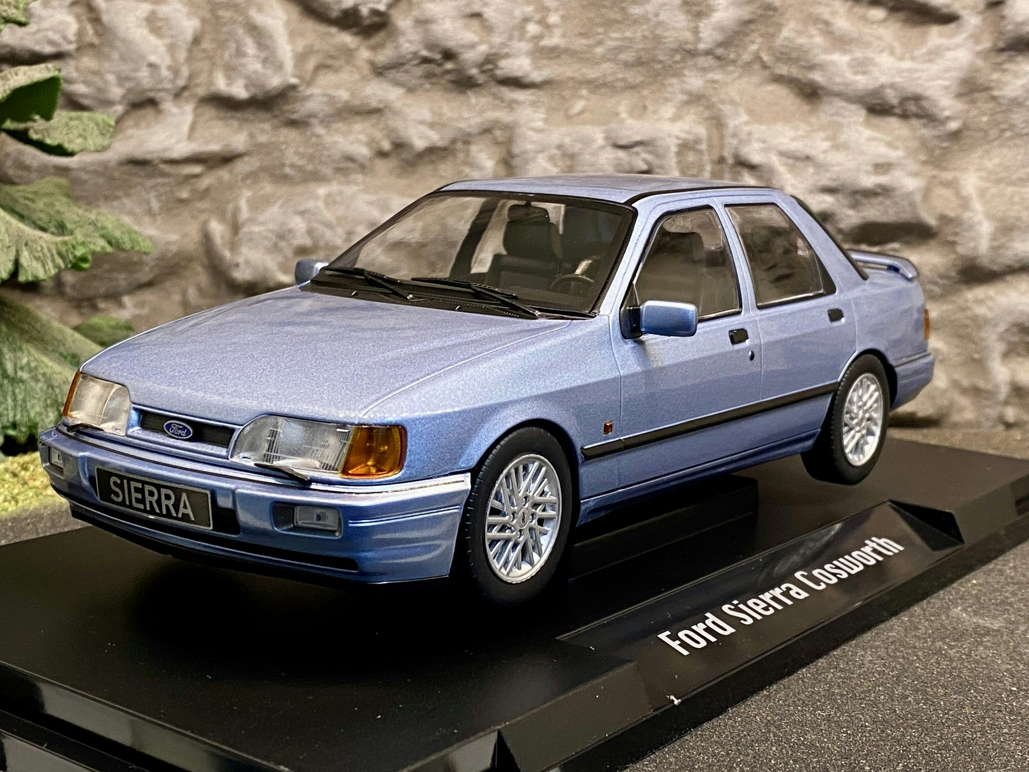 Skala 1/18 Ford Sierra Cosworth, Ljusblå met. fr MCG / Model Car Group