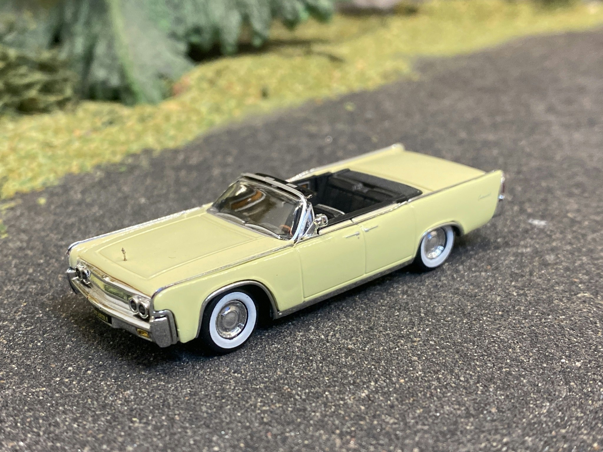 Skala 1/87 - Lincoln Continental Convertible, Ljusgul från Ricko Ricko