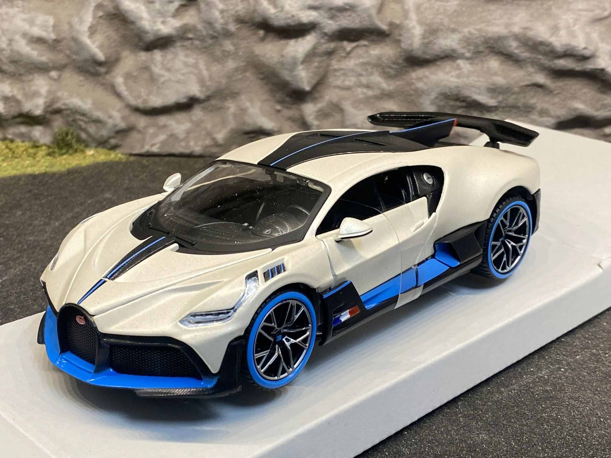 Skala 1/24 Bugatti Divo , PärlemoVit, från Maisto Special Edition